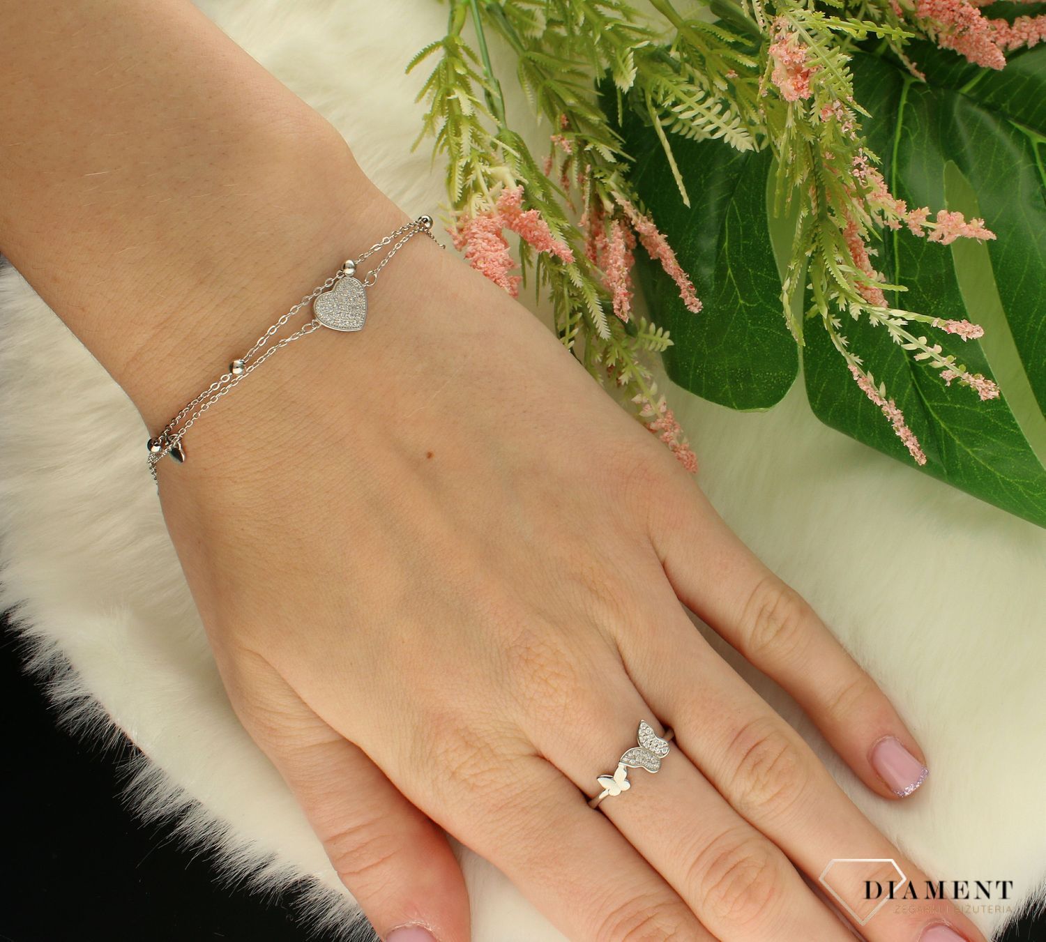  Delikatna bransoletka wykonana z najwyższej próby srebra  925 z wiszącymi serduszkami i jednym większym pośrodku z cyrkoniami. Idealny pomysł na prezent (2).jpg