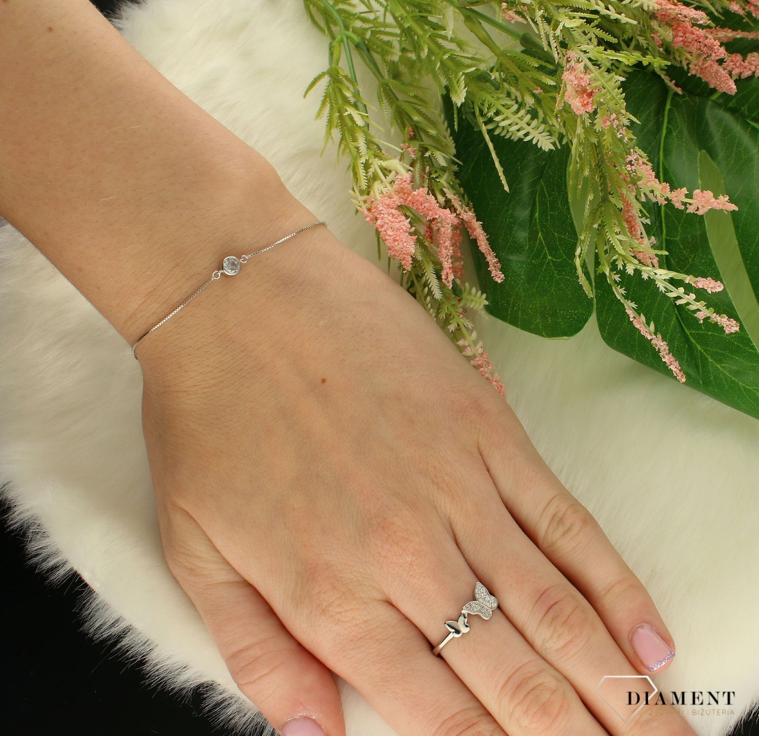Srebrna bransoletka delikatna z pojedynczą cyrkonią DIA-BRA-8867-925. Delikatna bransoletka wykonana z najwyższej próby srebra  925 z subtelnym elementem kółko z cyrkonią . Idealny pomysł na prezent (1).jpg