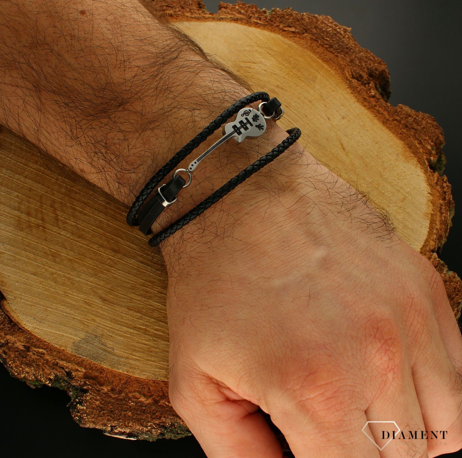 Bransoletka męska skórzana ze stalową gitarą DIA-BRA-8961-STAL. Bransoletka składa się z paska skórzanego i dwóch plecionych sznureczków. Bransoletka oprócz skórzanych pasków i plecionki posiada stalową gitarę z grawerowani.jpg