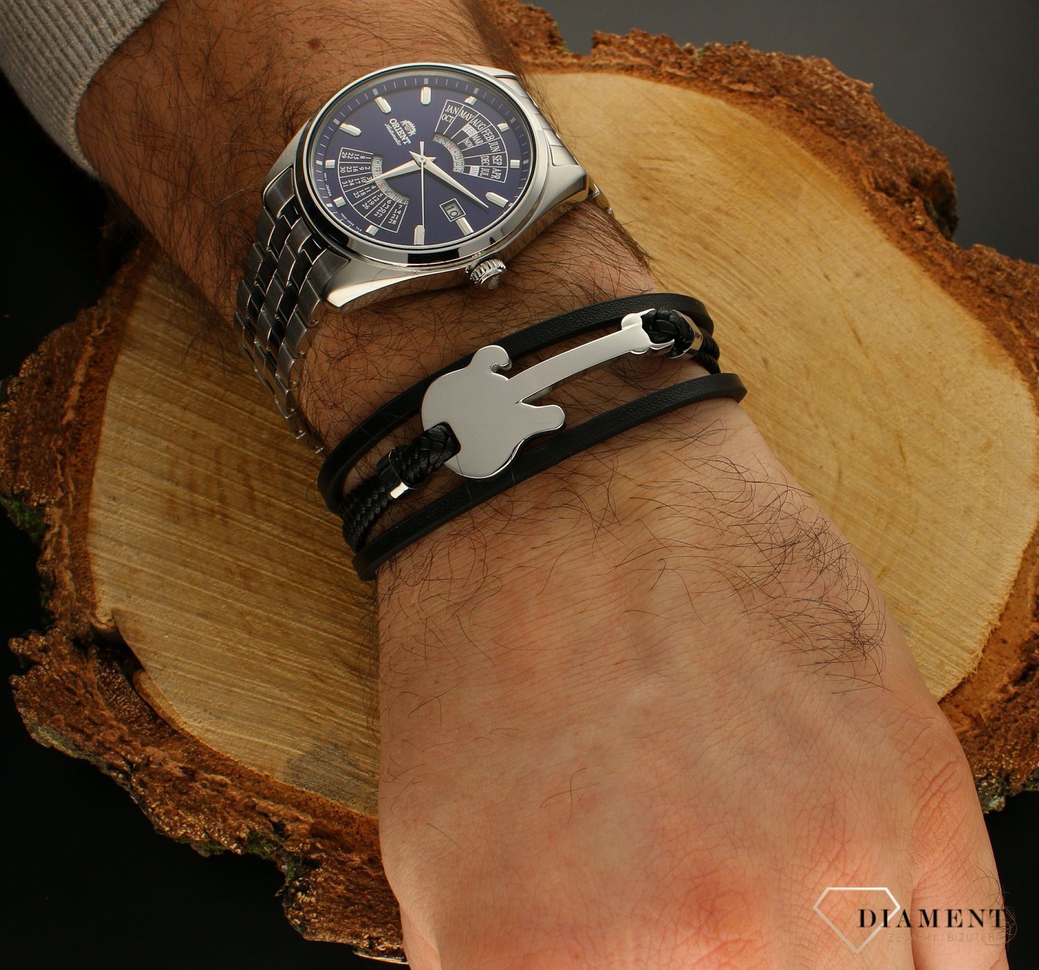 Bransoletka męska skórzana ze stalową gitarą w srebrnym kolorze DIA-BRA-8962-STAL. Bransoletka składa się z czterech pasków skórzanych, w czym dwa są plecionką. Bransoletka oprócz skórzanych pasków posiada stalową gitarę. I.jpg