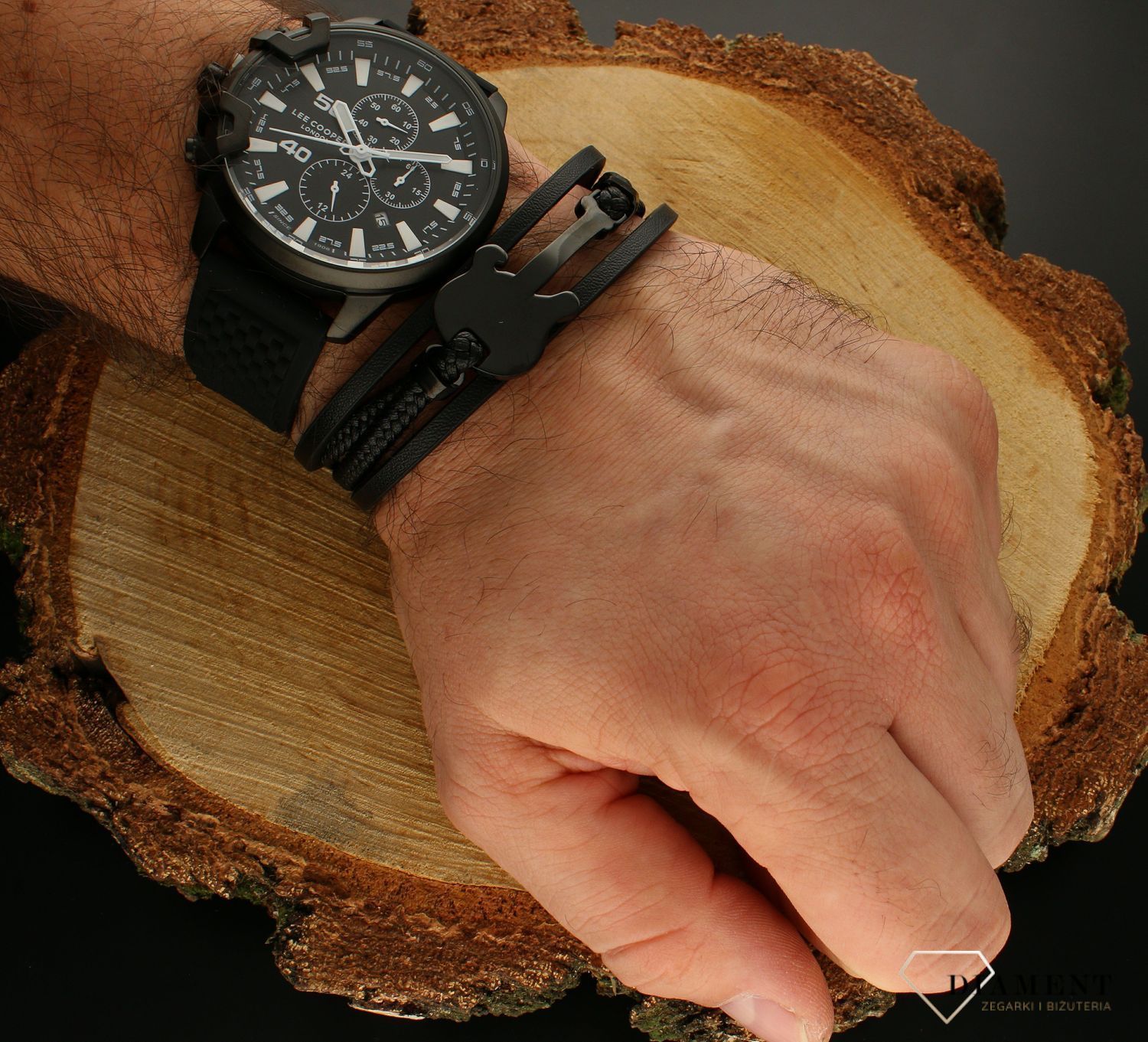 Bransoletka męska skórzana ze stalową gitarą w czarnym kolorze DIA-BRA-8962CZ-STAL. Bransoletka składa się z czterech pasków skórzanych, w czym dwa są plecionką. Bransoletka oprócz skórzanych pasków posiada stalową gitarę. .jpg