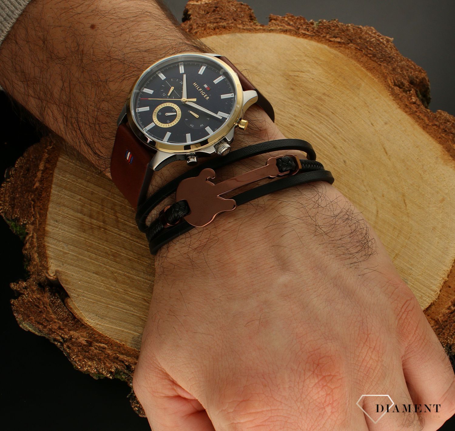 Bransoletka męska skórzana ze stalową gitarą DIA-BRA-8962RG-STAL.  Bransoletka składa się z czterech pasków skórzanych, w czym dwa są plecionką. Bransoletka oprócz skórzanych pasków posiada stalową gitarę. Na blaszce można wy (1).jpg