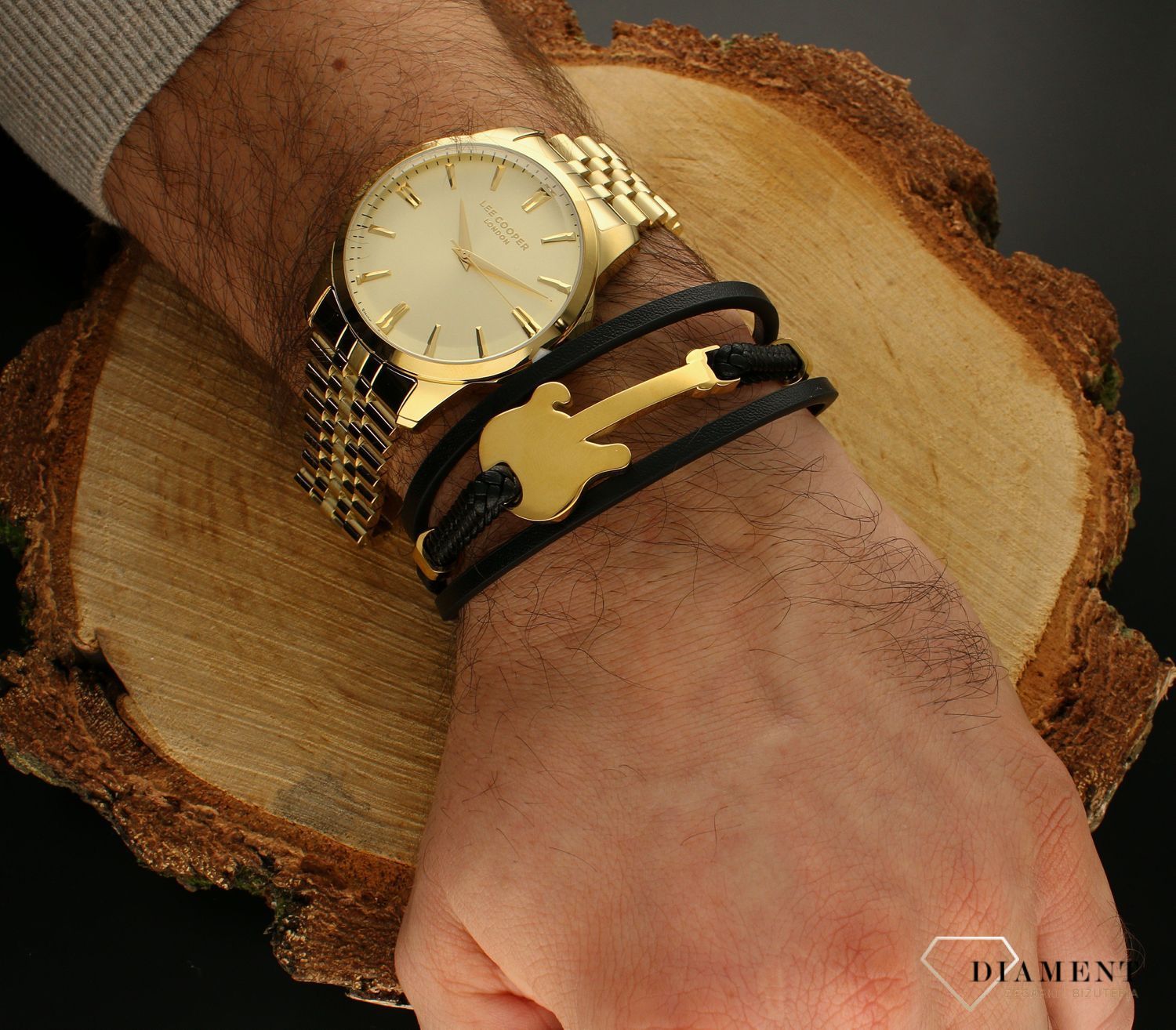 Bransoletka męska skórzana ze stalową gitarą w kolorze złotym DIA-BRA-8962Z-STAL. Bransoletka męska skórzana ze stalową gitarą w kolorze złotym. Bransoletka składa się z czterech pasków skórzanych, w czym dwa są plecionką. .jpg