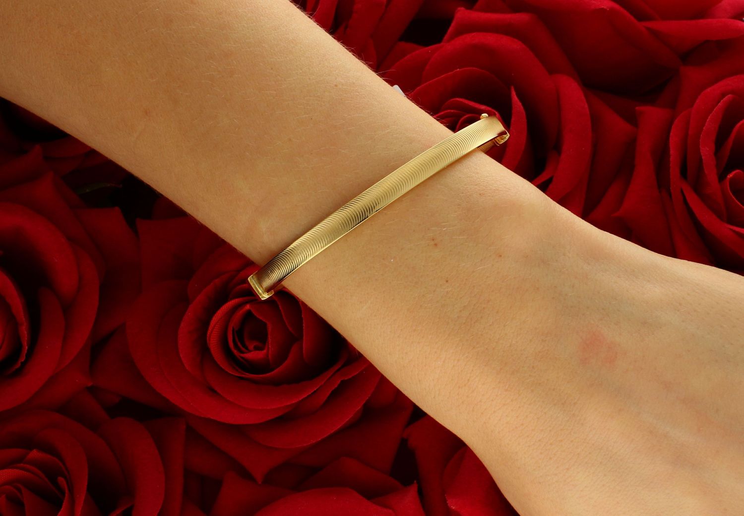 Bransoletka złota sztywna z zdobionym wzorem pr 585, DIA-BRA-9050-585 Złota bransoletka wykonana z 14 karatowego żółtego złota. Bransoletka to idealny pomysł na prezent. 1.jpg