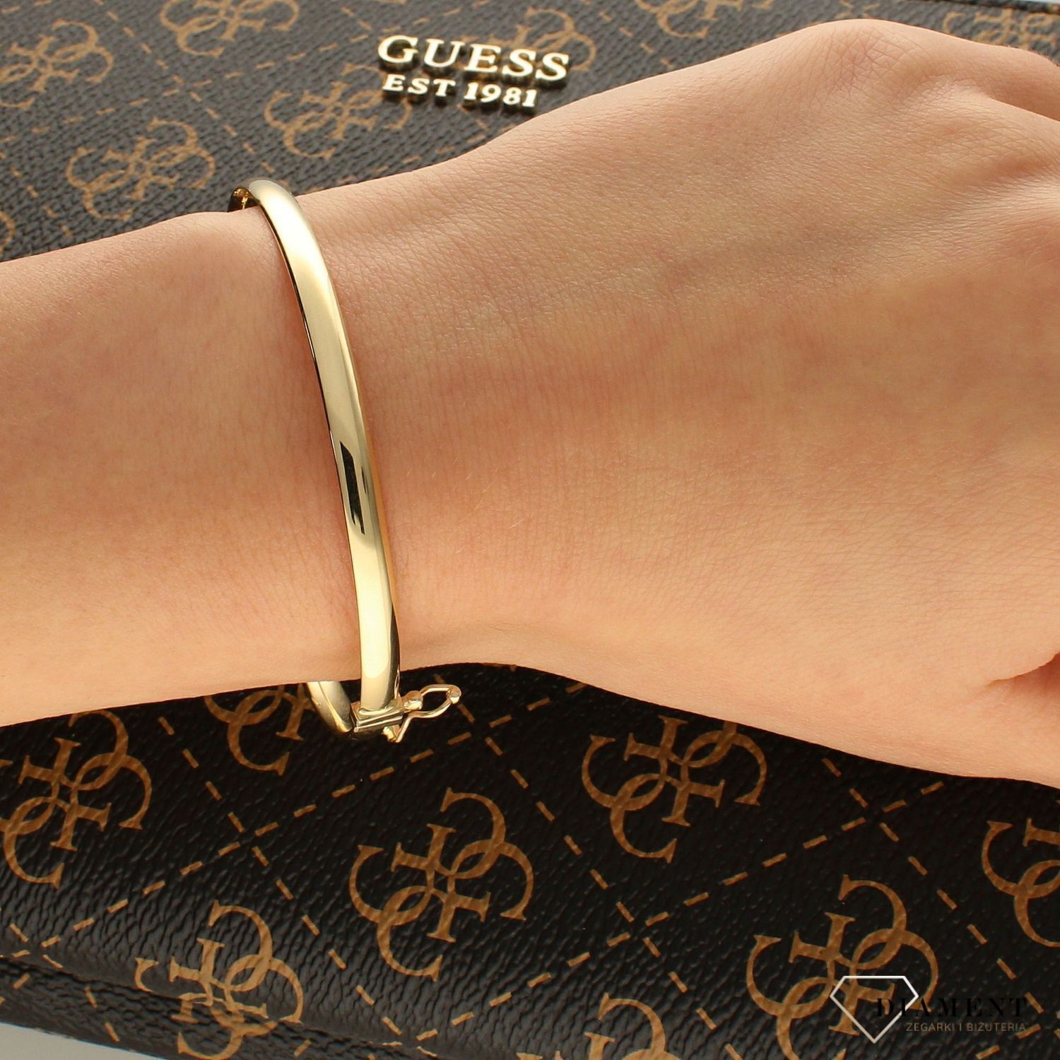 Złota bransoletka sztywna 'Gładkie złoto' 585 DIA-BRA-9051-585  Klasyczna, sztywna bransoletka w kształcie koła wykonana z wysokiej próby złota 585. Dzięki swojemu wyjątkowemu wykonaniu i uniwersalnemu kształtowi pasuje do w.jpg