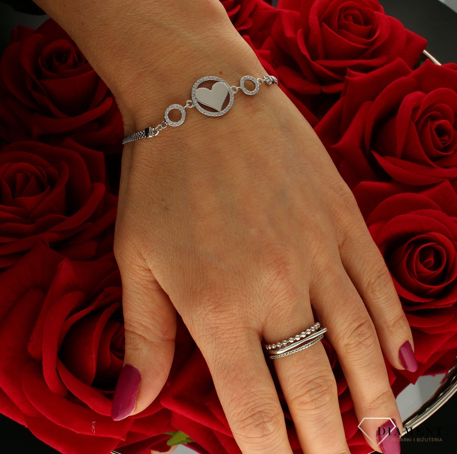 Bransoletka srebrna damska serce w cyrkoniach DIA-BRA-9096-925. Delikatna bransoletka wykonana z najwyższej próby srebra 925 o łańcuszku typu żmijka z serduszkiem umieszczonym w kółeczku i wypełnionym cyrkoniami. Idealny pomys (1).jpg