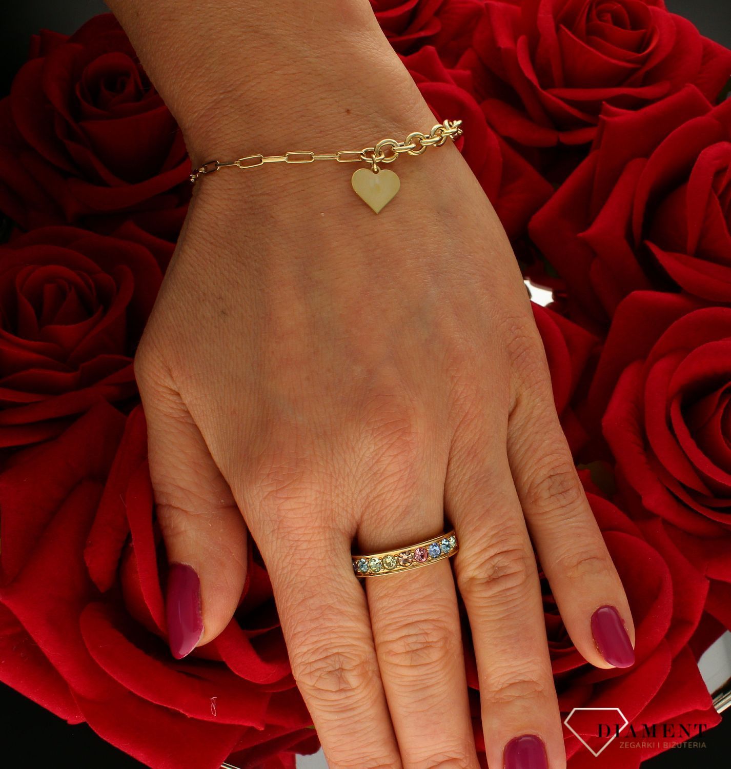 Bransoletka srebrna pokryta złotem z serduszkiem DIA-BRA-9097Z-925.  Delikatna bransoletka wykonana z najwyższej próby srebra 925 o modnym splocie spinaczy i okrągłych ogniwek. Bransoletka srebrna pokryta złotem z blaszką w .jpg