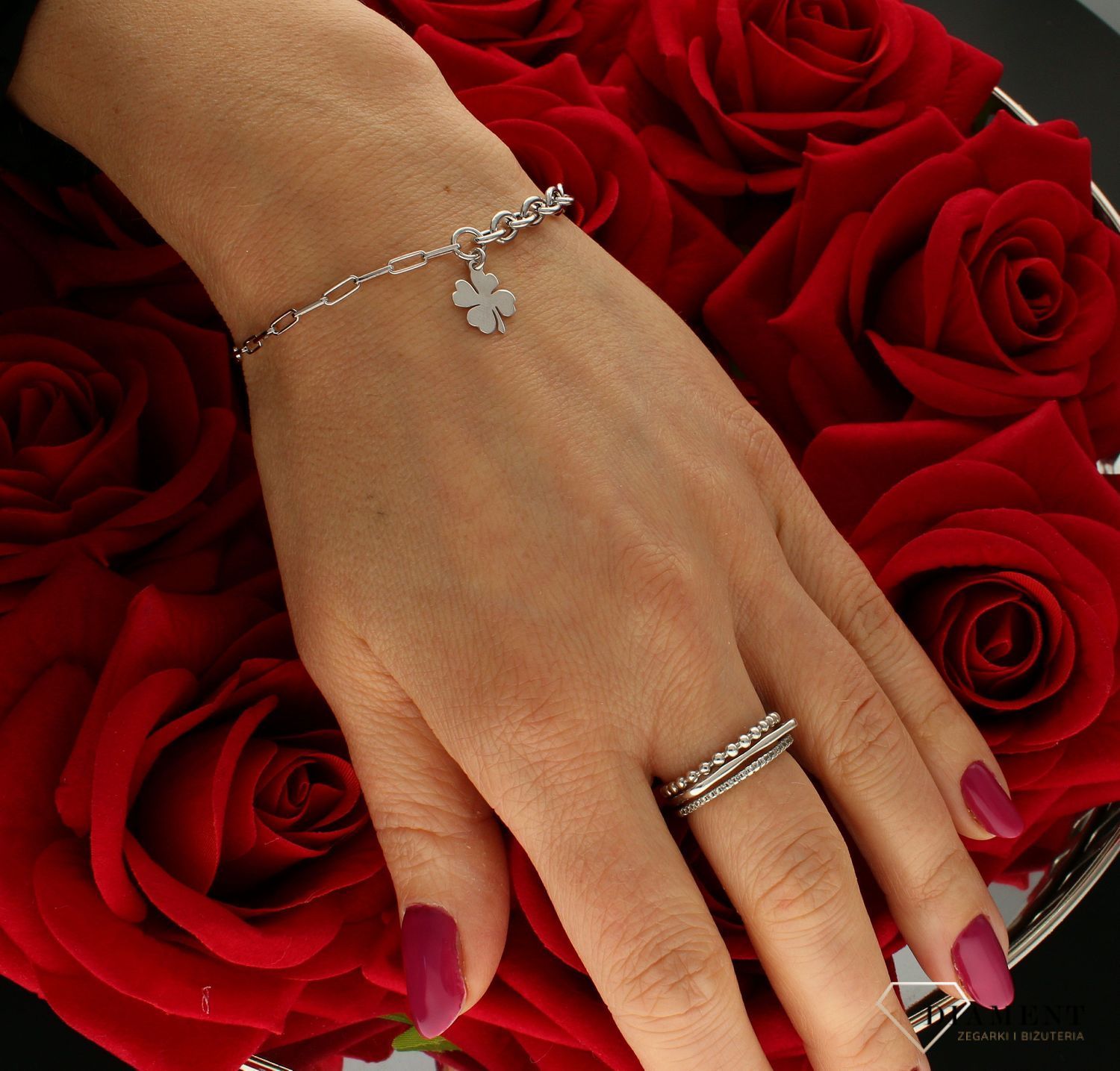 Bransoletka srebrna damska o ozdobnym splocie z koniczynką DIA-BRA-9098-925.  Delikatna bransoletka wykonana z najwyższej próby srebra 925 o splocie typu ankier oraz spinacze z zawieszką w kształcie koniczynki. Idealny pomys.jpg