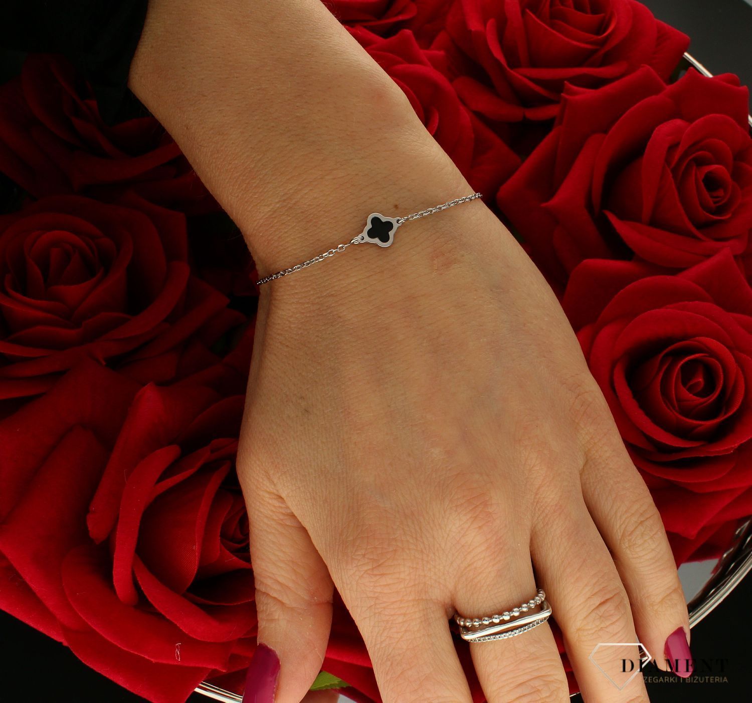 Bransoletka srebrna damska z czarną koniczynką DIA-BRA-9104-925. Delikatna bransoletka wykonana z najwyższej próby srebra  925 z zawieszką ozdobną w kształcie koniczynki wypełnionej czarną masą perłową. Idealny pomysł na pre.jpg