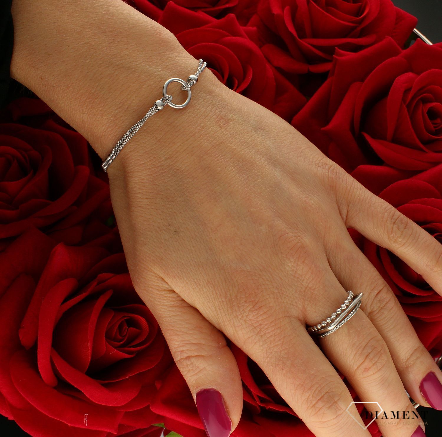 Bransoletka srebrna damska podwójny łańcuszek z kółeczkiem w środku DIA-BRA-9109-925. Delikatna bransoletka wykonana z najwyższej próby srebra 925 o modnym splocie z kółeczkiem pośrodku. Idealny pomysł na prezent (2).jpg