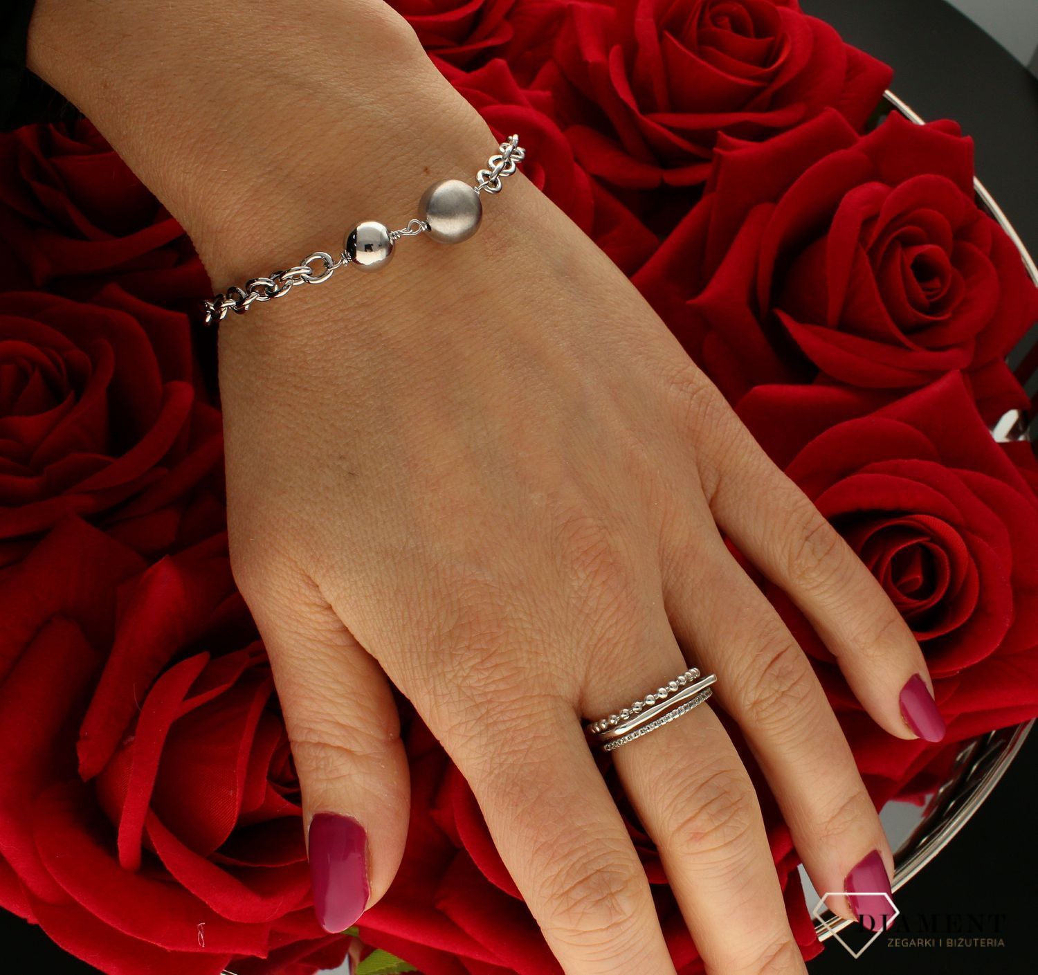 Bransoletka srebrna damska klasyczna z kulkami DIA-BRA-9112-925. Delikatna bransoletka wykonana z najwyższej próby srebra 925 o modnym splocie efektownego łańcuszka z dwoma kulami z wykończeniem matowym i połyskiem. Idealny .jpg