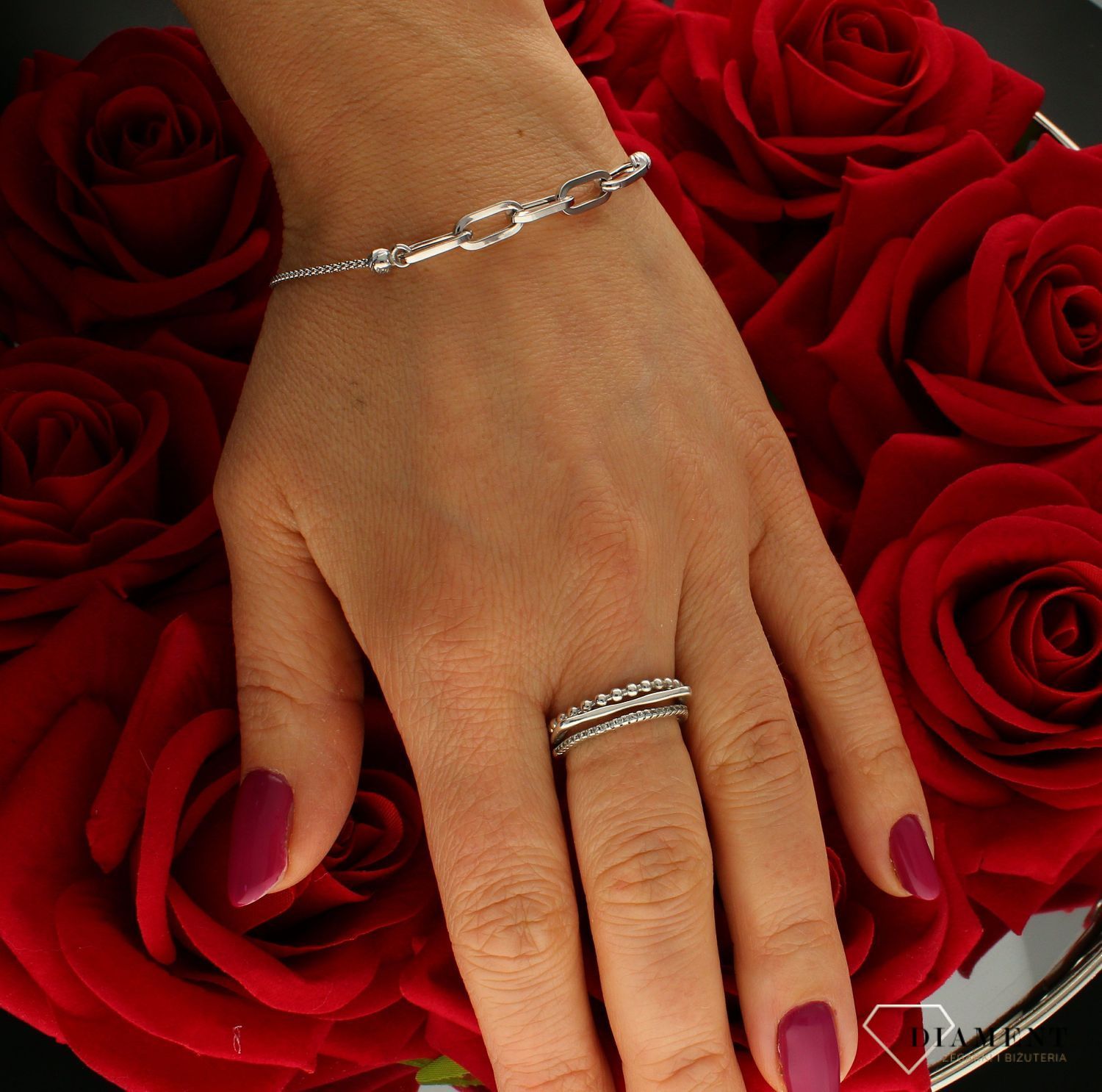 Bransoletka srebrna damska z ozdobnymi spinaczami DIA-BRA-9113-925.  Delikatna bransoletka wykonana z najwyższej próby srebra 925 o modnym splocie ze spinaczami. Idealny pomysł na prezent. Subtelna ozdobna bransoletka na każ.jpg