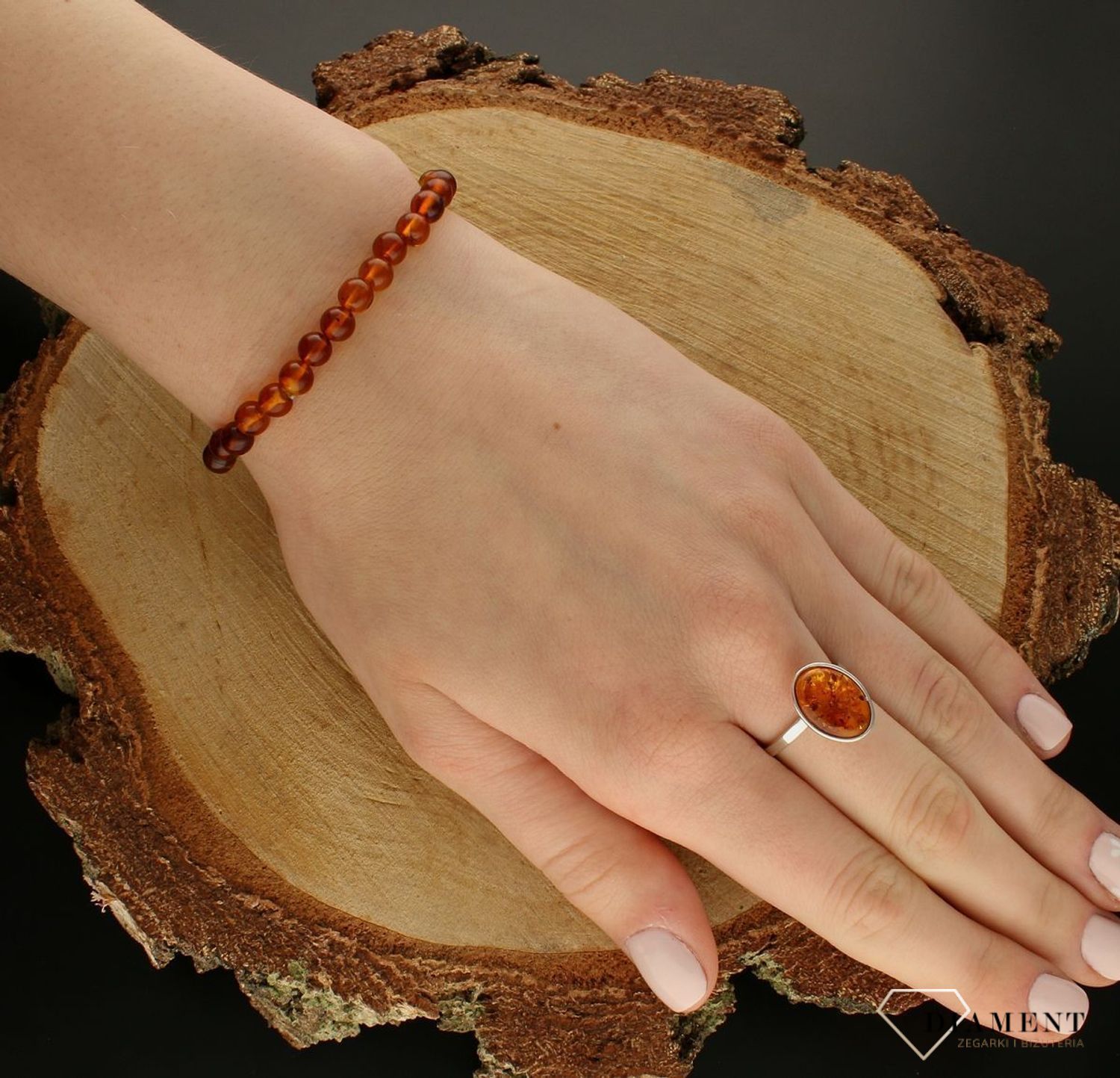 Bransoletka damska z brązowym bursztynem DIA-BRA-9841-BURSZTYN. Bursztyn to propozycja od sklepu jubilerskiego Diament.  Bransoletka z bursztynu będzie ciekawą ozdobą dla wielu kreacji jak również idealnym pomysłem na prezentem.  (1).jpg