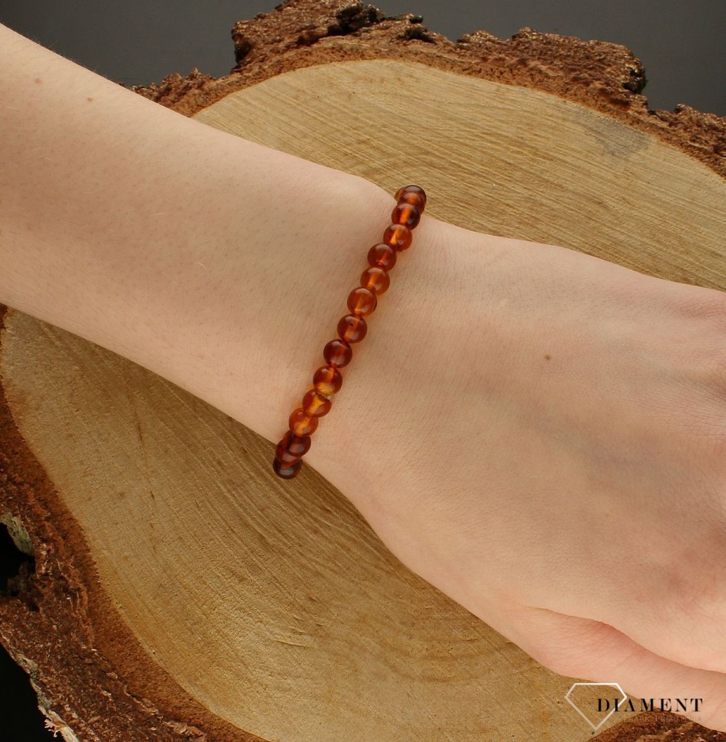 Bransoletka damska z brązowym bursztynem DIA-BRA-9841-BURSZTYN. Bursztyn to propozycja od sklepu jubilerskiego Diament.  Bransoletka z bursztynu będzie ciekawą ozdobą dla wielu kreacji jak również idealnym pomysłem na prezentem.  (1).jpg