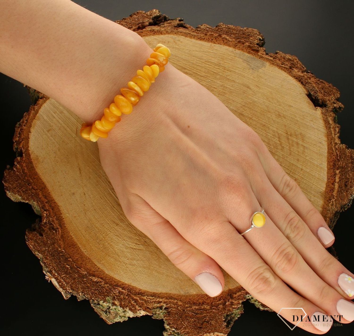 Bransoletka damska z żółtym bursztynem na gumce DIA-BRA-9843-BURSZTYN.  Bursztyn to propozycja od sklepu jubilerskiego Diament.  Bransoletka z bursztynu będzie ciekawą ozdobą dla wielu kreacji jak również idealnym pomysłem na preze (3).jpg