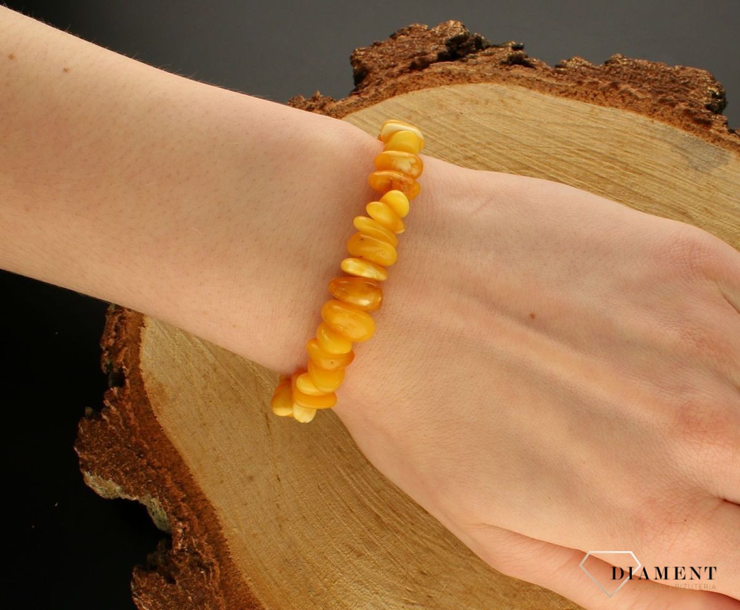 Bransoletka damska z żółtym bursztynem na gumce DIA-BRA-9843-BURSZTYN.  Bursztyn to propozycja od sklepu jubilerskiego Diament.  Bransoletka z bursztynu będzie ciekawą ozdobą dla wielu kreacji jak również idealnym pomysłem na preze (3).jpg
