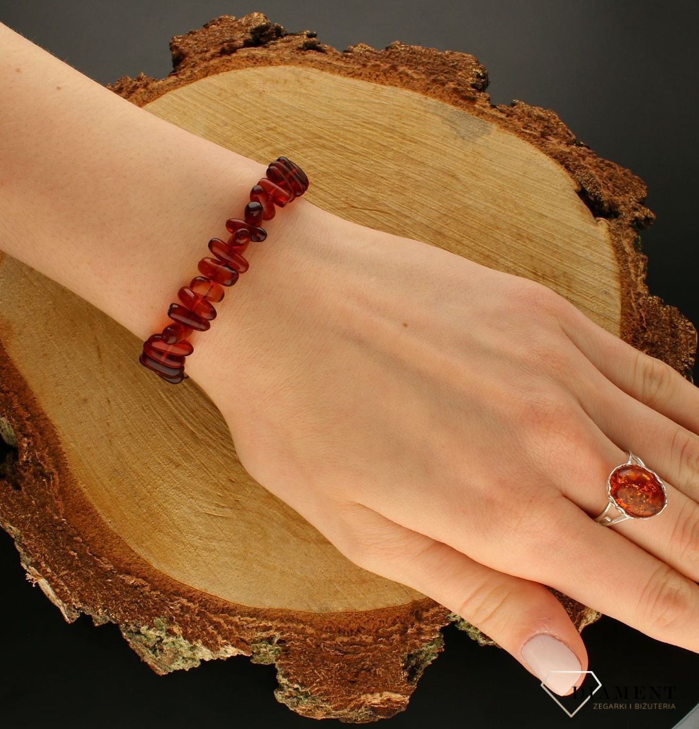 Bransoletka damska na gumce z brązowym bursztynem DIA-BRA-9844-BURSZTYN.  Bursztyn to propozycja od sklepu jubilerskiego Diament.  Bransoletka z bursztynu będzie ciekawą ozdobą dla wielu kreacji jak również idealnym pomysłem na pre (3).jpg