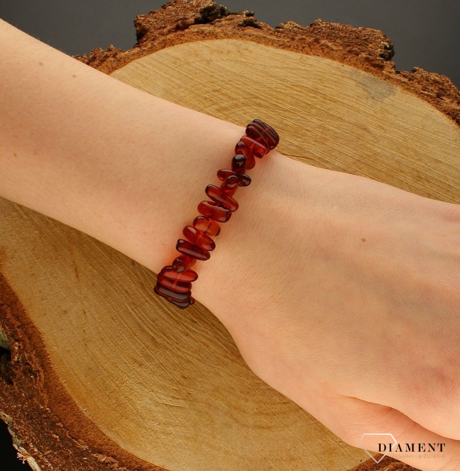 Bransoletka damska na gumce z brązowym bursztynem DIA-BRA-9844-BURSZTYN.  Bursztyn to propozycja od sklepu jubilerskiego Diament.  Bransoletka z bursztynu będzie ciekawą ozdobą dla wielu kreacji jak również idealnym pomysłem na pre (3).jpg