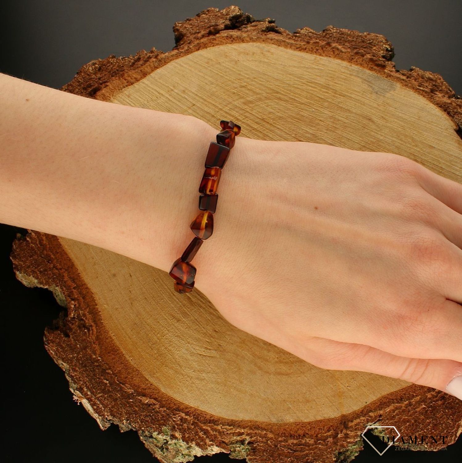 Bransoletka damska na gumce z brązowym bursztynem DIA-BRA-9846-BURSZTYN.  Bursztyn to propozycja od sklepu jubilerskiego Diament.  Bransoletka z bursztynu będzie ciekawą ozdobą dla wielu kreacji jak również idealnym pomysłem na pre (3).jpg