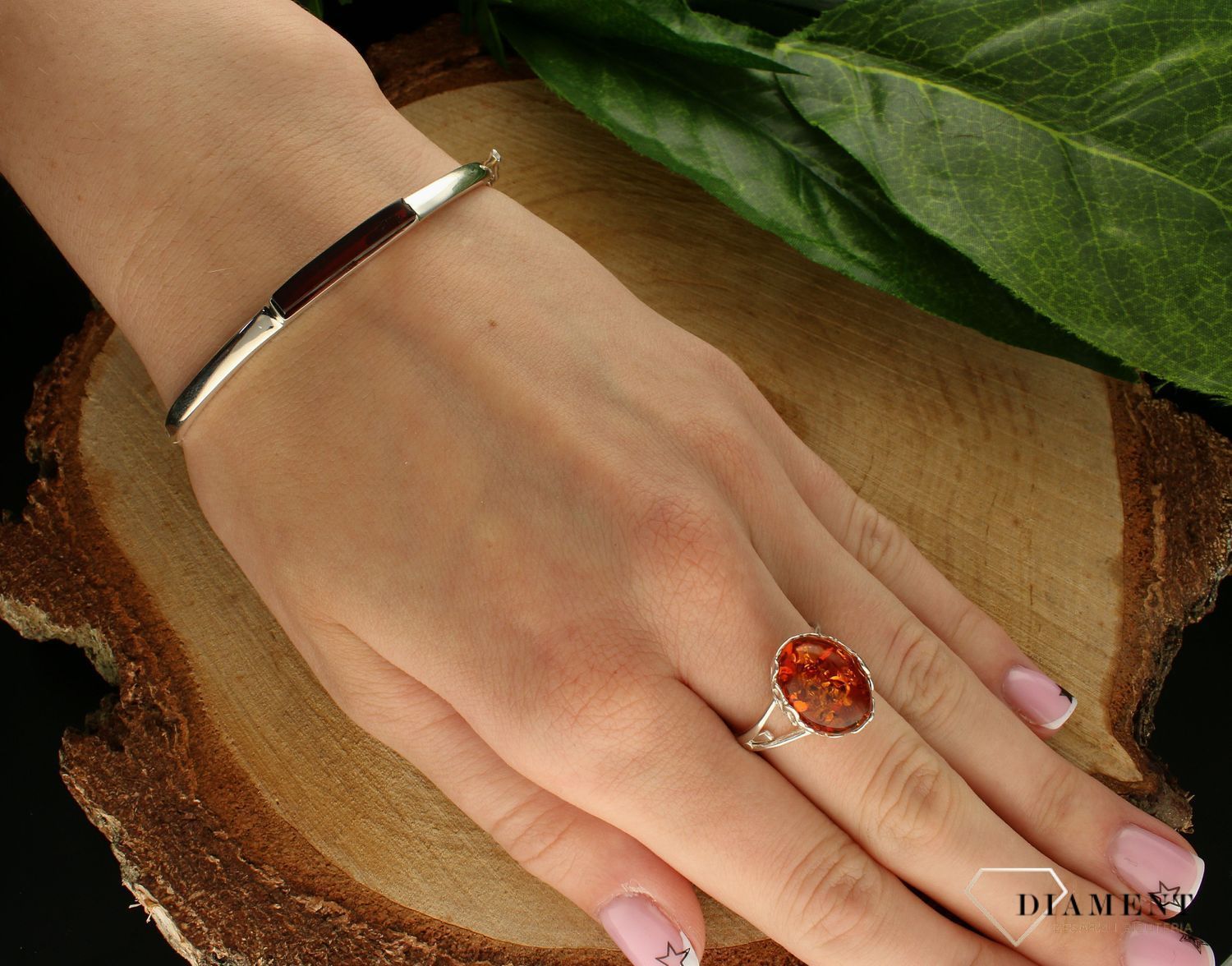 Srebrna sztywna bransoletka damska z ciemnobrązowym bursztynem bałtyckim DIA-BRA-9953-925. Srebrna bransoletka damska idealna na.jpg