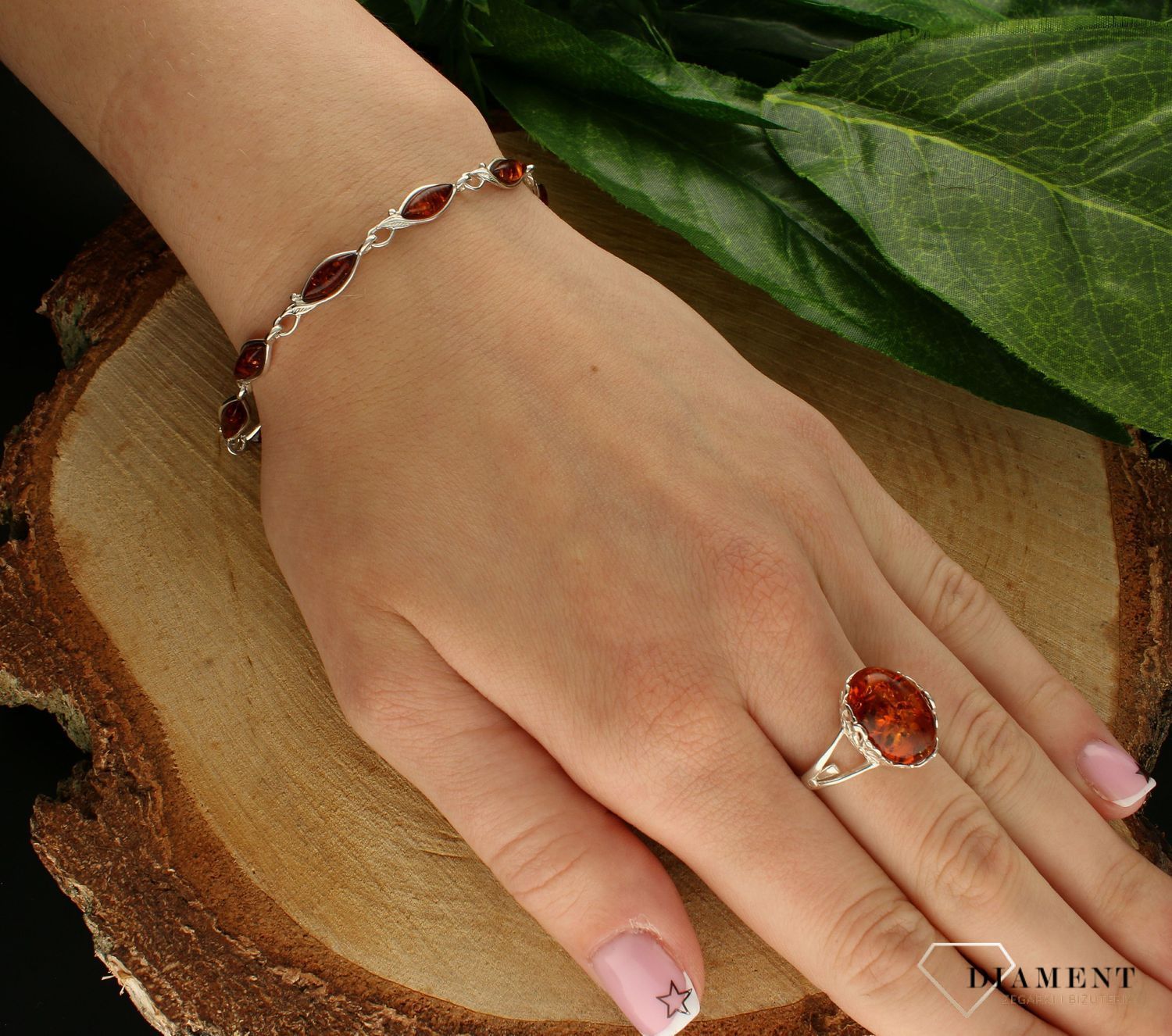 Srebrna bransoletka damska z koniakowym bursztynem bałtyckim DIA-BRA-9965-925. Srebrna bransoletka damska idealna na prezent. Br.jpg