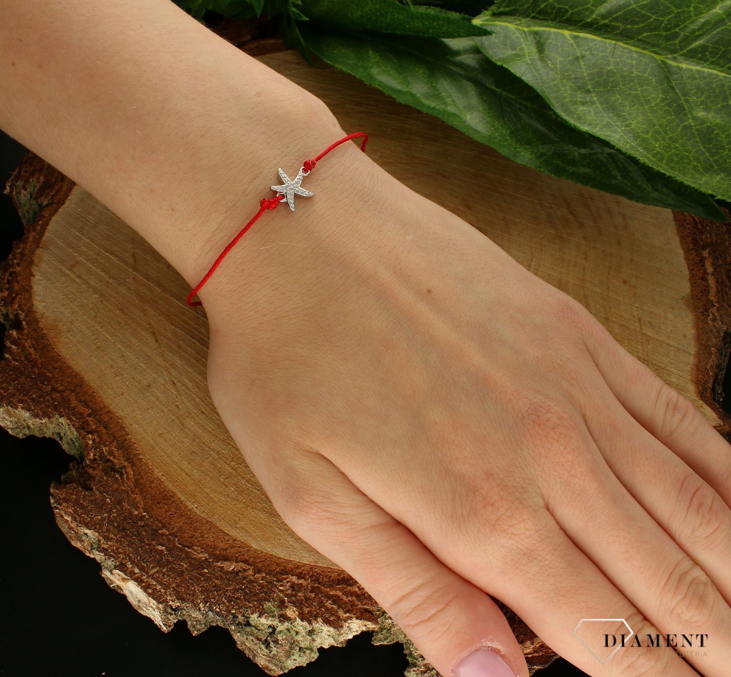 Srebrne bransoletka damska 925 rozgwiazda na czerwonym sznureczku DIA-BRA-9973-925.  Srebrna bransoletka damska idealna na prezent dla kobiety. Bransoletka na czerwonym sznureczku. Bransoletka na sznureczku z rozgwiazdą.  (1 (3).jpg