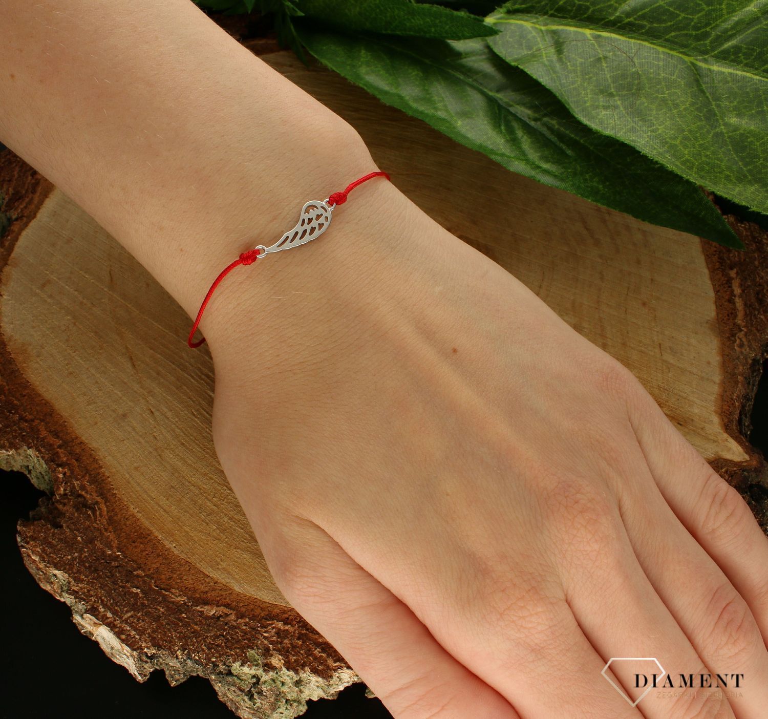 Srebrne bransoletka damska 925 skrzydełko na czerwonym sznureczku DIA-BRA-9974-925. Srebrna bransoletka damska idealna na prezent dla kobiety. Bransoletka na czerwonym sznureczku. Bransoletka na sznureczku ze skrzydełkiem.   (3).jpg
