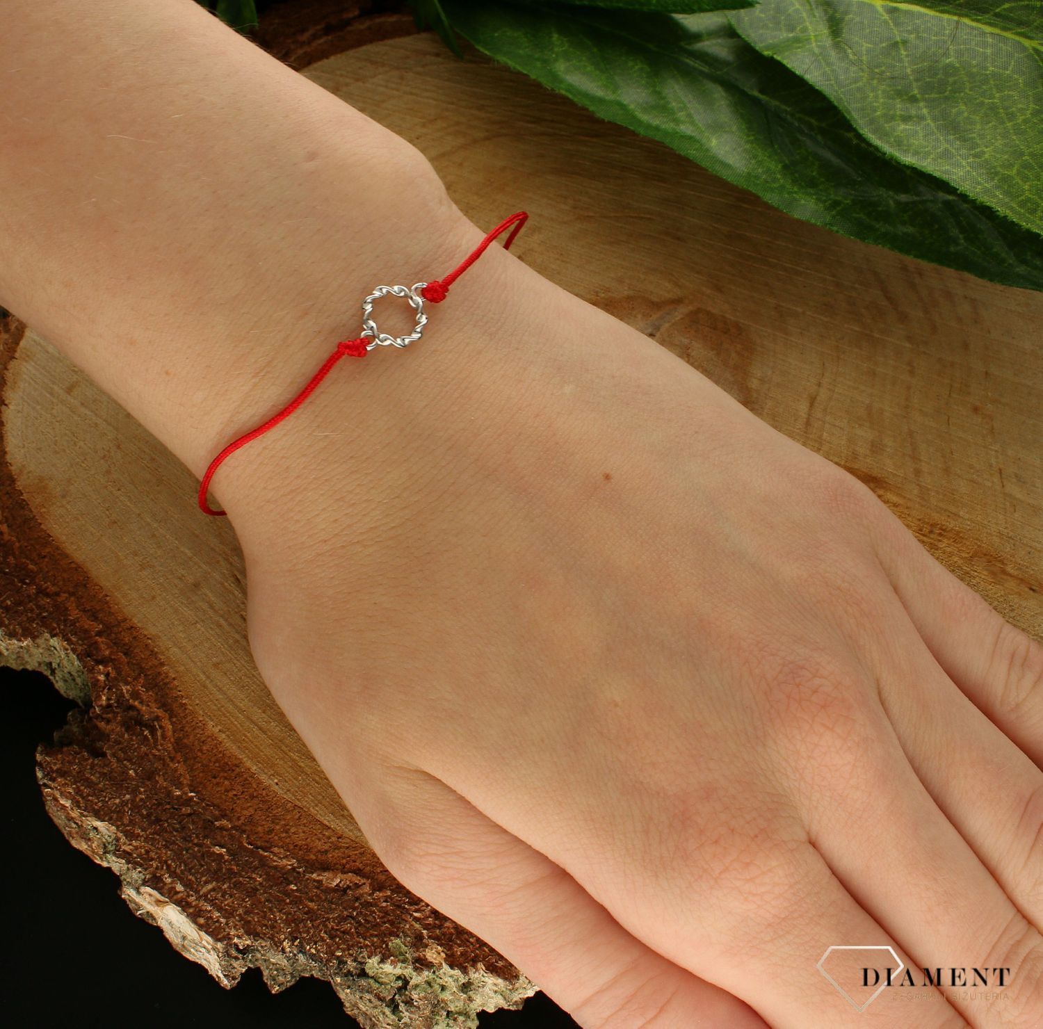 Srebrne bransoletka damska 925 kółeczko na czerwonym sznureczku DIA-BRA-9975-925. Srebrna bransoletka damska idealna na prezent dla kobiety. Bransoletka na czerwonym sznureczku. Bransoletka na sznureczku z kółkiem.  (3).jpg