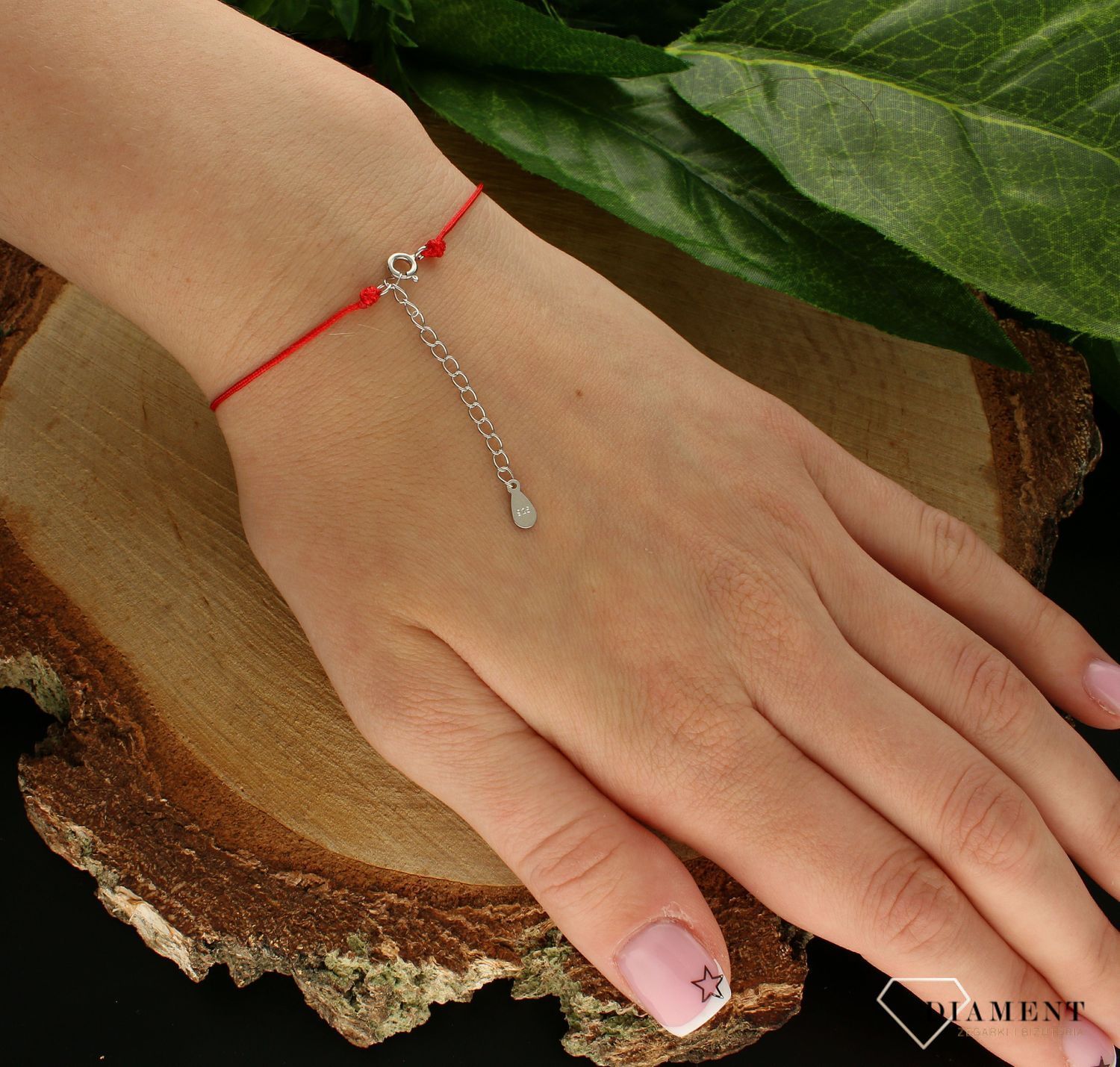 Srebrne bransoletka damska 925 kółeczko na czerwonym sznureczku DIA-BRA-9975-925. Srebrna bransoletka damska idealna na prezent dla kobiety. Bransoletka na czerwonym sznureczku. Bransoletka na sznureczku z kółkiem.  (3).jpg