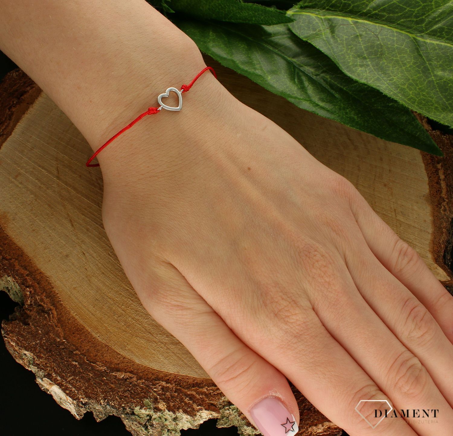 Srebrne bransoletka damska 925 serduszko na czerwonym sznureczku DIA-BRA-9978-925. Srebrna bransoletka damska idealna na prezent dla kobiety. Bransoletka na czerwonym sznureczku. Bransoletka na sznureczku ze serduszkiem.  (1 (3).jpg