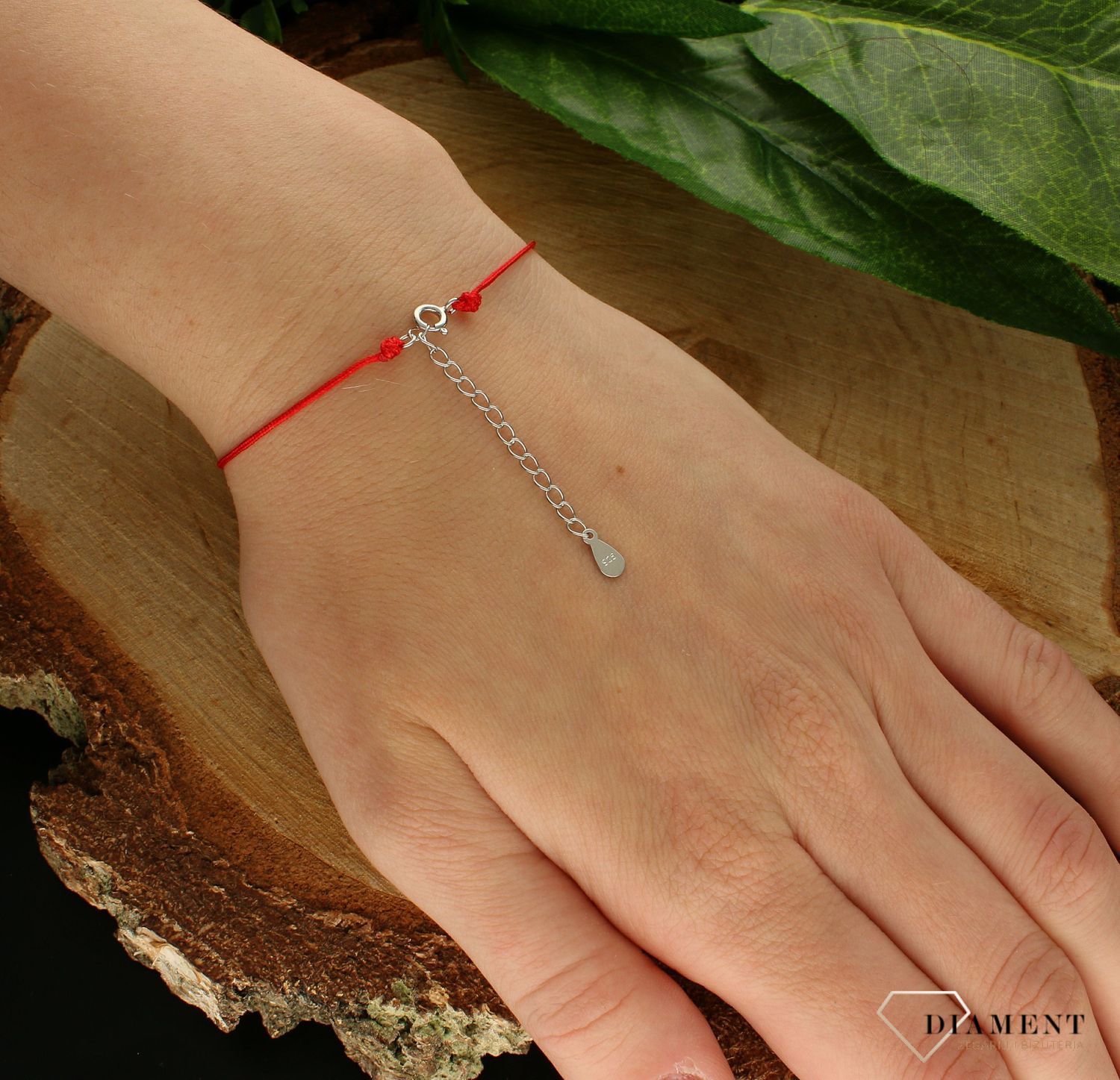 Srebrne bransoletka damska 925 serduszko na czerwonym sznureczku DIA-BRA-9978-925. Srebrna bransoletka damska idealna na prezent dla kobiety. Bransoletka na czerwonym sznureczku. Bransoletka na sznureczku ze serduszkiem.  (1 (3).jpg