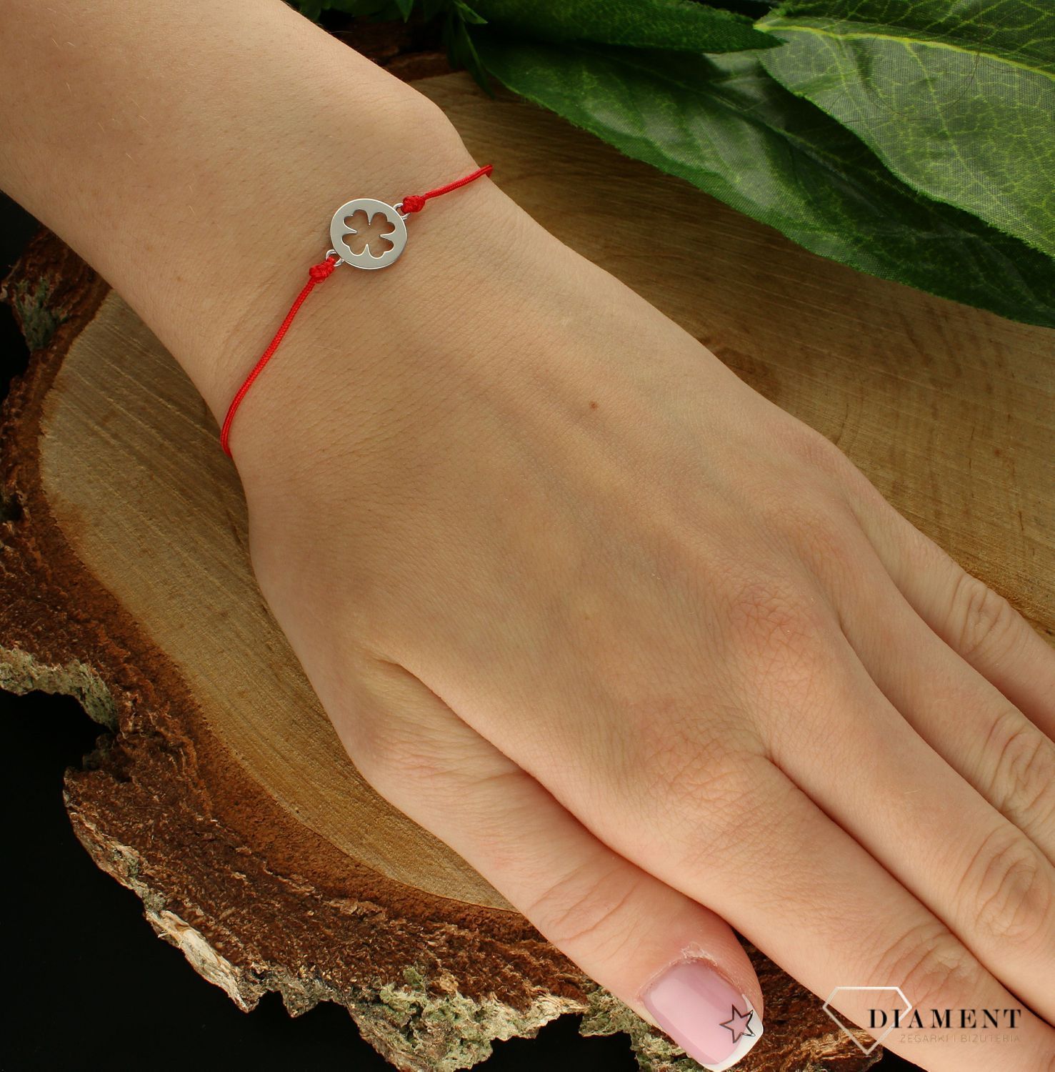 Srebrne bransoletka damska 925 koniczynka w kółku na czerwonym sznureczku DIA-BRA-9979-925 (3).jpg
