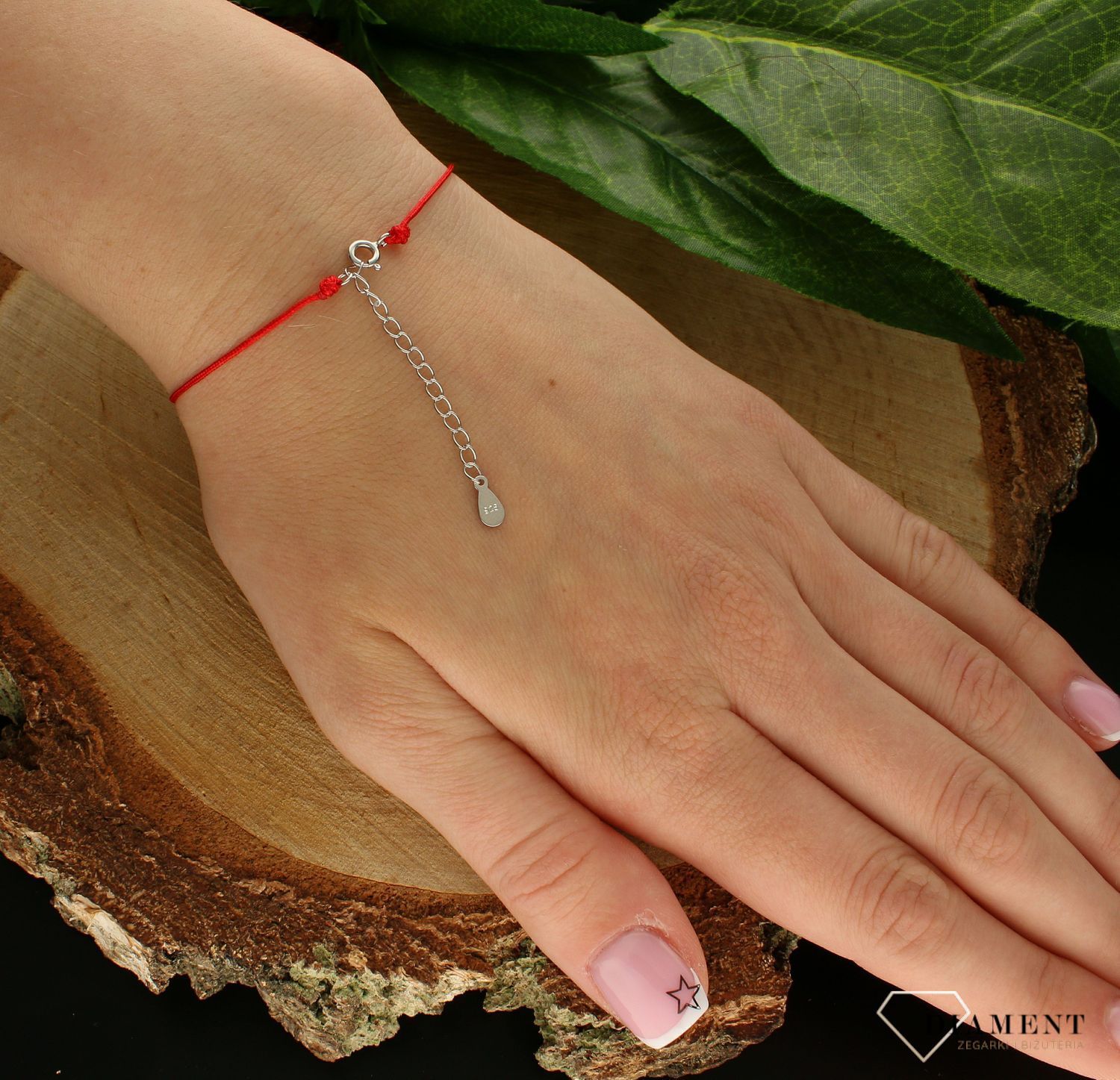 Srebrne bransoletka damska 925 koniczynka w kółku na czerwonym sznureczku DIA-BRA-9979-925 (3).jpg