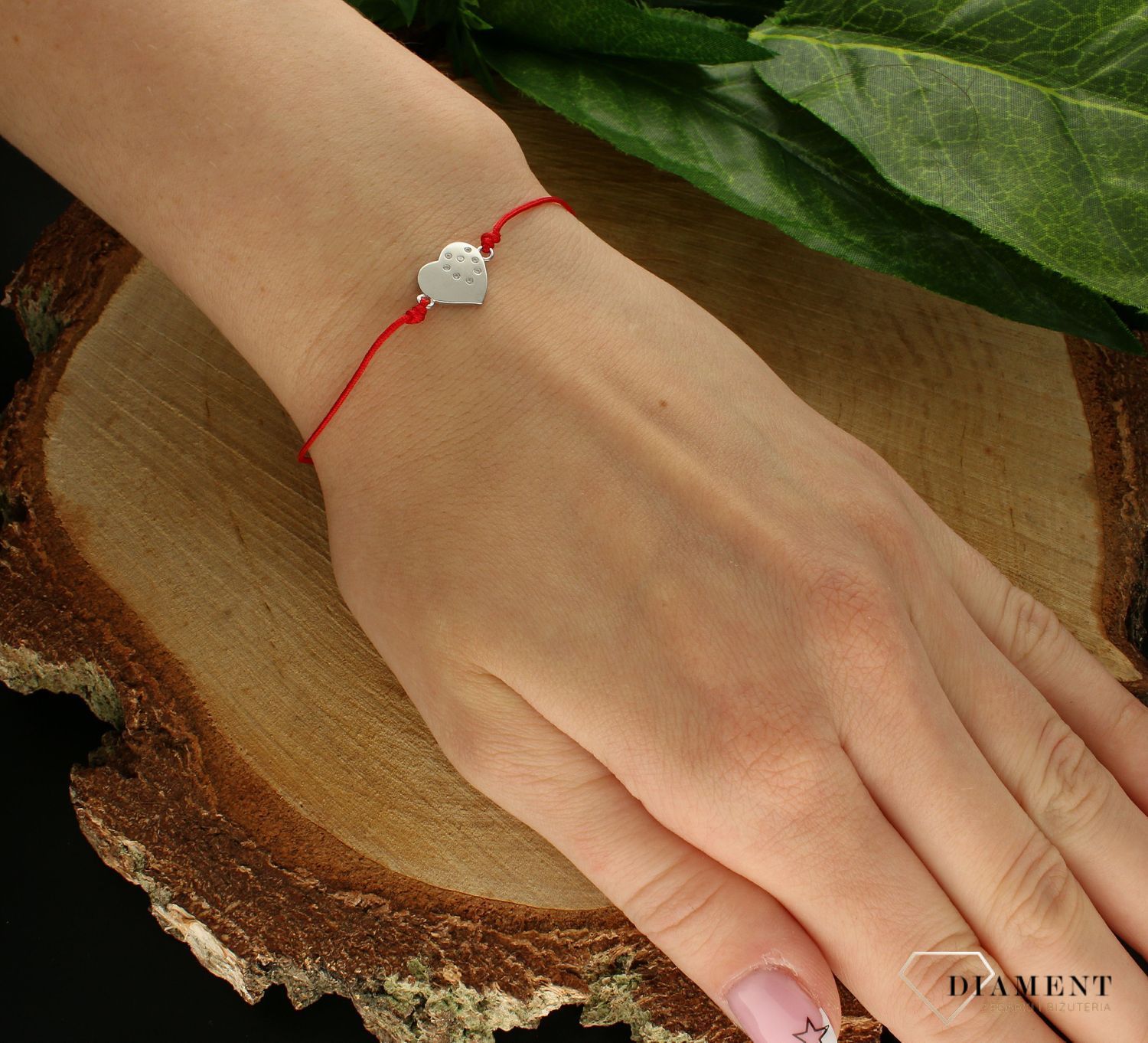 Srebrne bransoletka damska 925 serduszko na czerwonym sznureczku DIA-BRA-9980-925. Srebrna bransoletka damska idealna na prezent dla kobiety. Bransoletka na czerwonym sznureczku. Bransoletka na sznureczku ze serduszkiem.  (1 (3).jpg