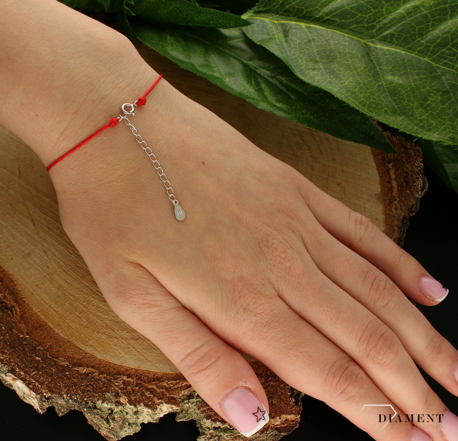 Srebrne bransoletka damska 925 serduszko na czerwonym sznureczku DIA-BRA-9980-925. Srebrna bransoletka damska idealna na prezent dla kobiety. Bransoletka na czerwonym sznureczku. Bransoletka na sznureczku ze serduszkiem.  (1 (3).jpg