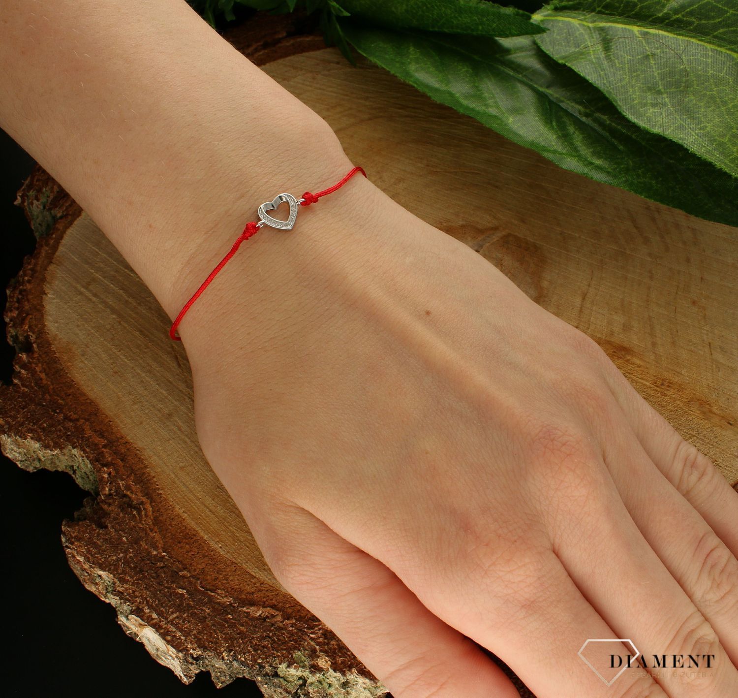 Srebrne bransoletka damska 925 serduszko z cyrkoniami na czerwonym sznureczku DIA-BRA-9981-925. Srebrna bransoletka damska idealna na prezent dla kobiety. Bransoletka na czerwonym sznureczku. Bransoletka na sznureczku ze ser.jpg