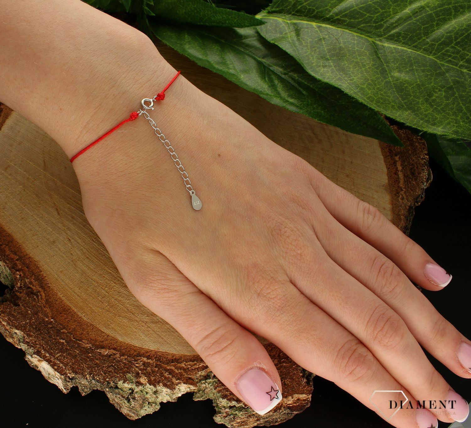 Srebrne bransoletka damska 925 serduszko z cyrkoniami na czerwonym sznureczku DIA-BRA-9981-925. Srebrna bransoletka damska idealna na prezent dla kobiety. Bransoletka na czerwonym sznureczku. Bransoletka na sznureczku ze ser.jpg