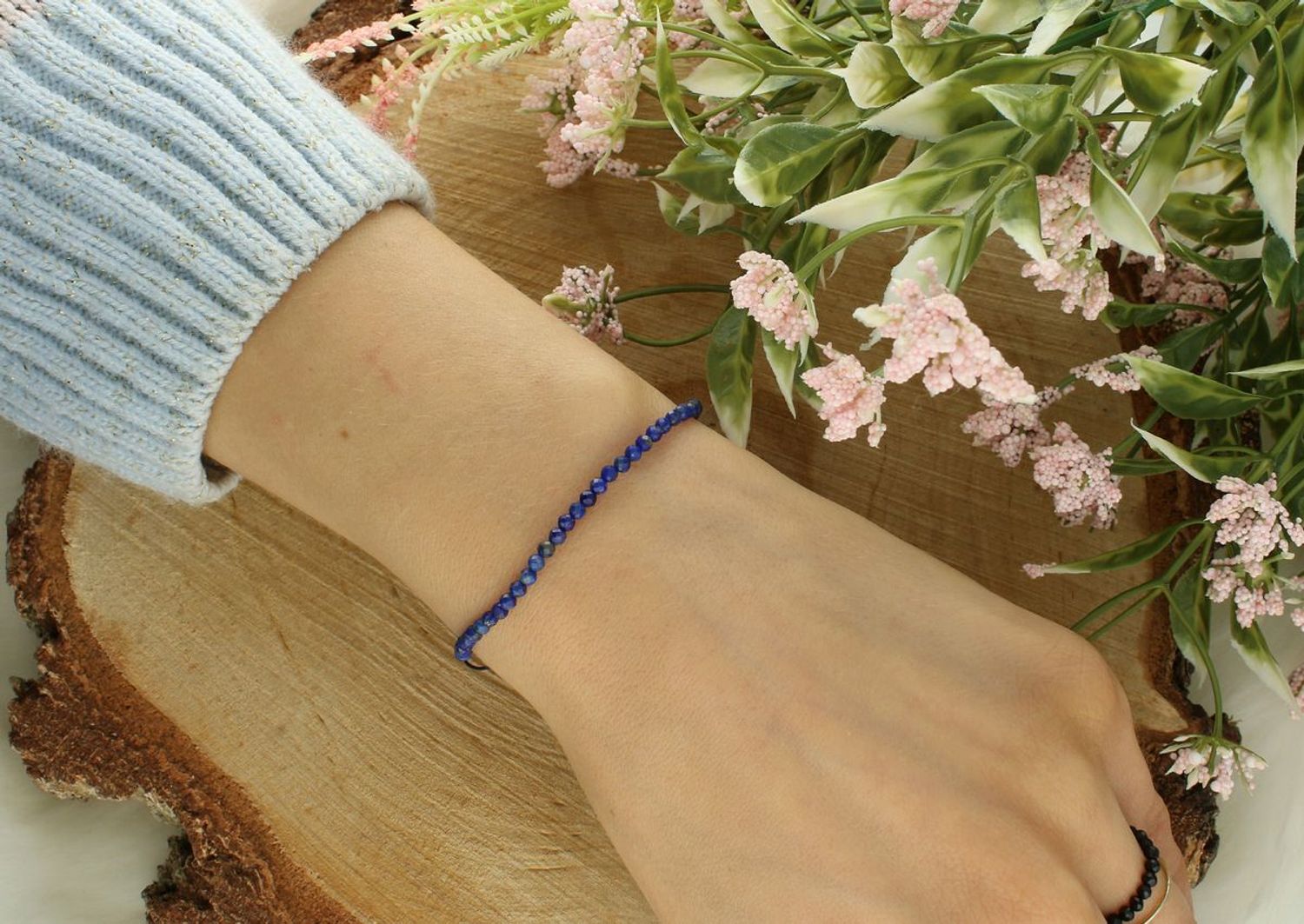 Bransoletka damska na granatowym sznureczku z kamieniem naturalnym – sodalit,,.jpg