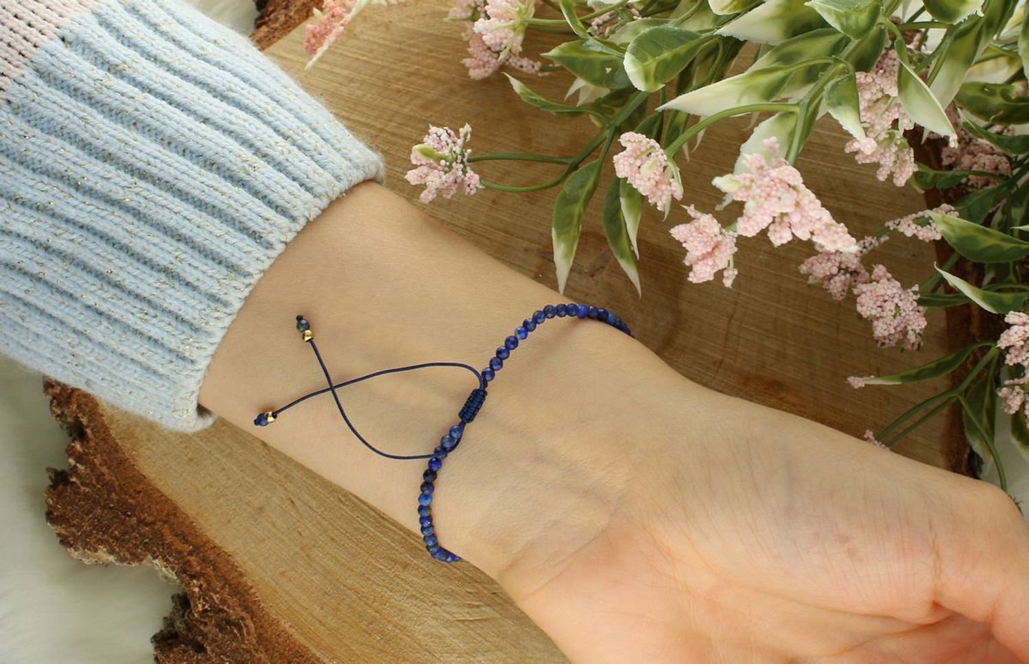 Bransoletka damska na granatowym sznureczku z kamieniem naturalnym – sodalit,,.jpg
