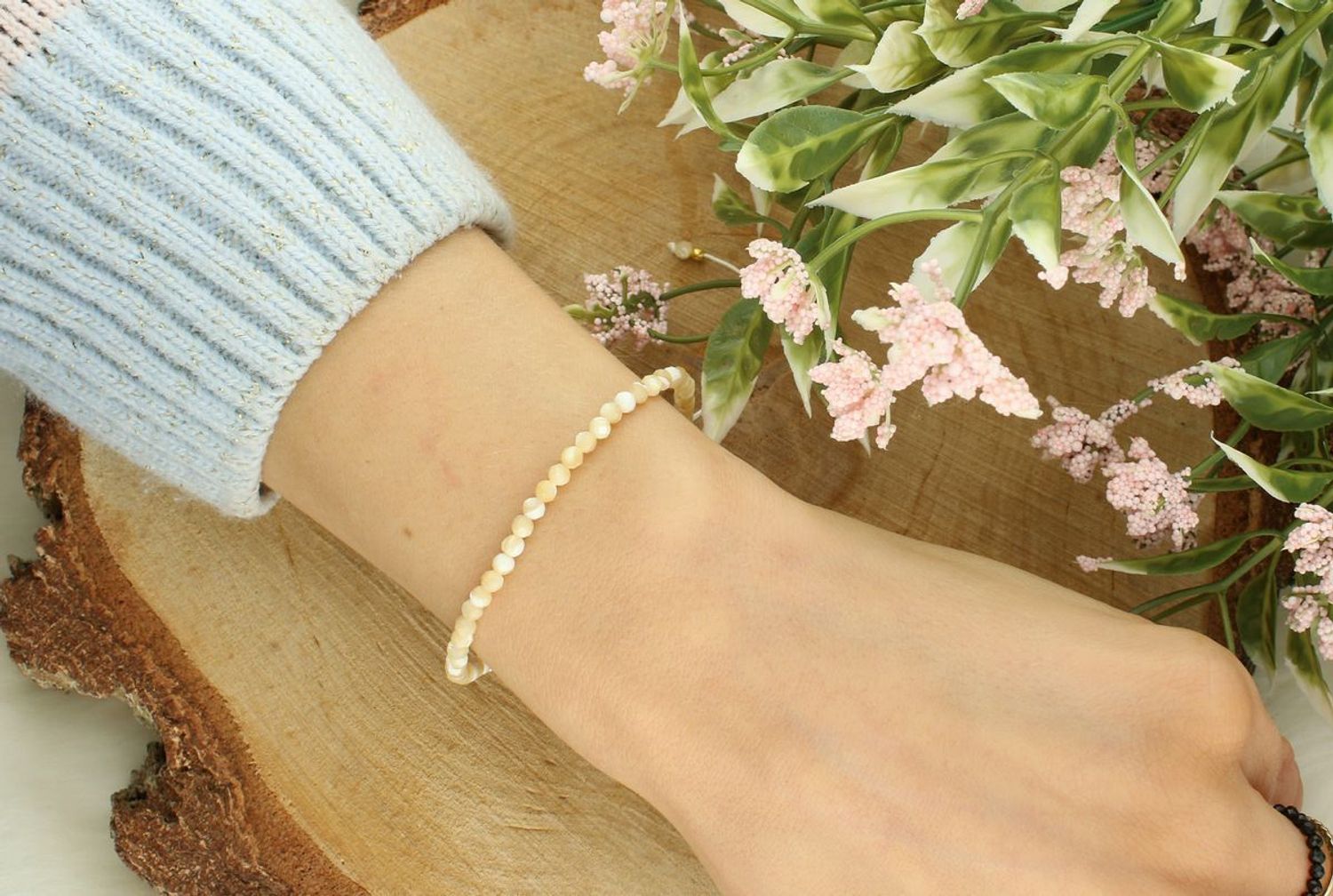 Bransoletka damska na białym sznureczku z masą perłową – DIA-BRA-AB1521426-STAL masa perłowa..jpg