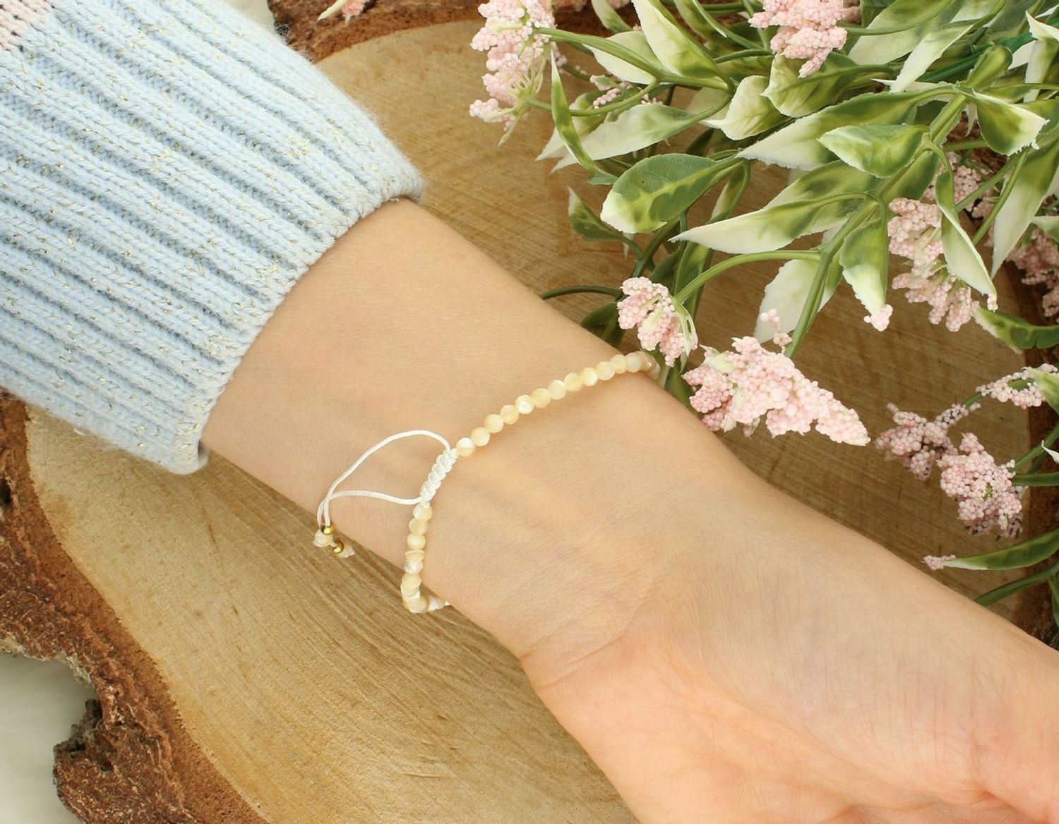 Bransoletka damska na białym sznureczku z masą perłową – DIA-BRA-AB1521426-STAL masa perłowa..jpg