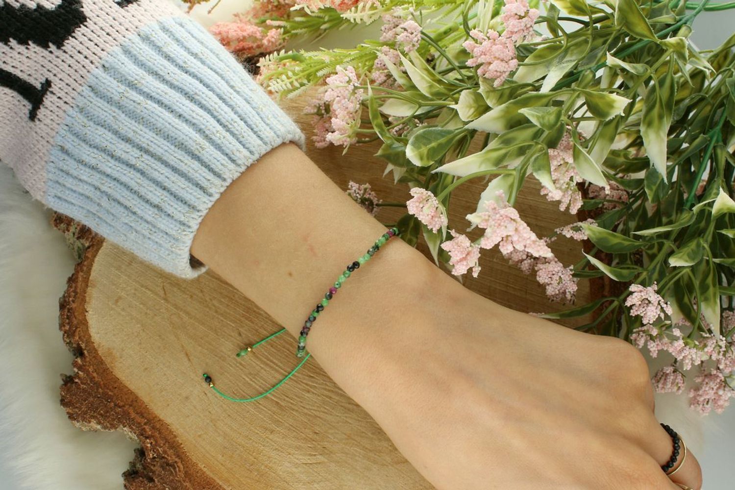 Bransoletka damska na sznureczku z zoisytem rubinowym – stal szlachetna, regulowana,,.jpg