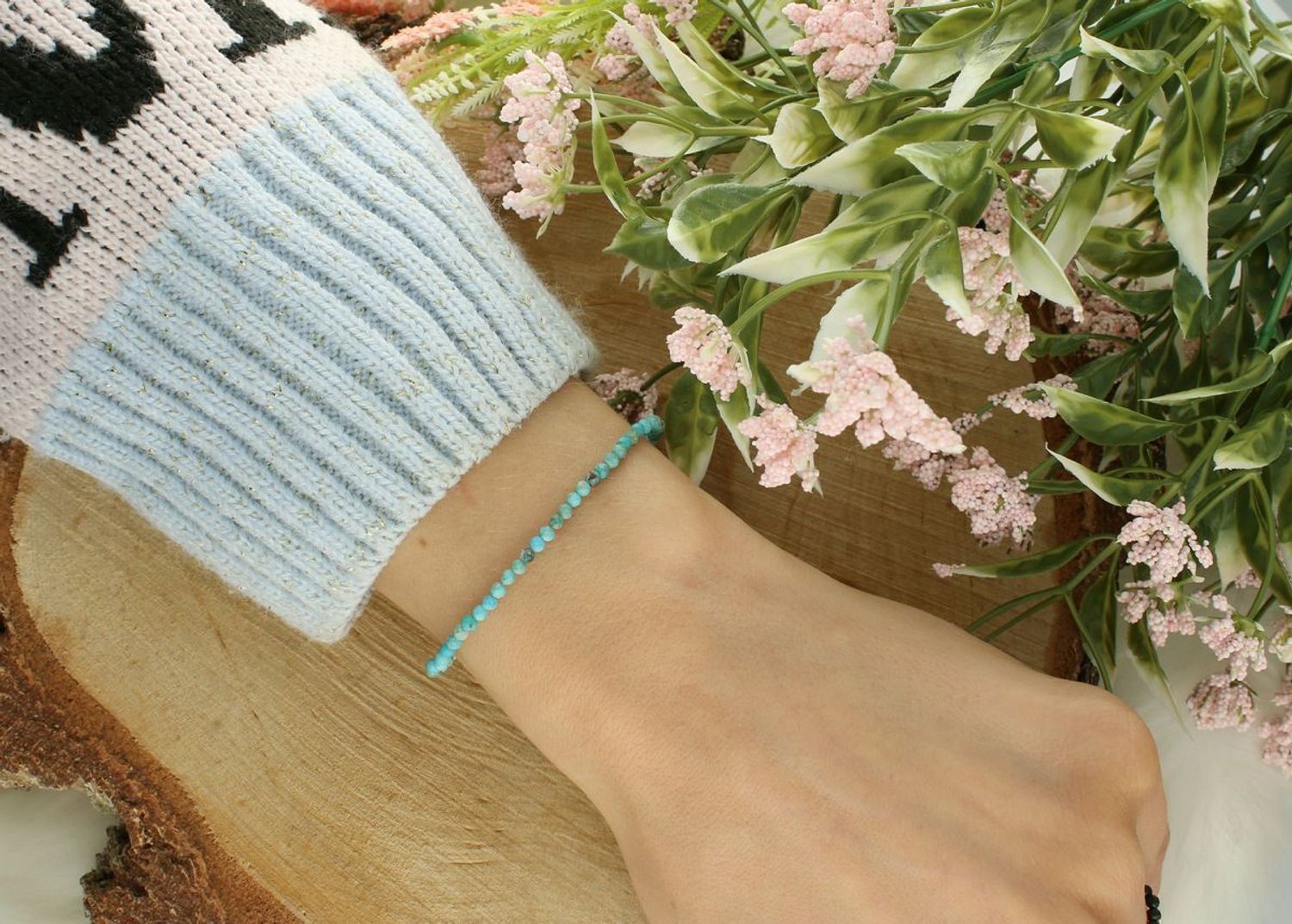 Bransoletka damska z naturalnymi turkusami na turkusowym sznureczku. Lekka, regulowana i stylowa. Idealna do letnich stylizacji i jako biżuteria na co dzień.1.jpg
