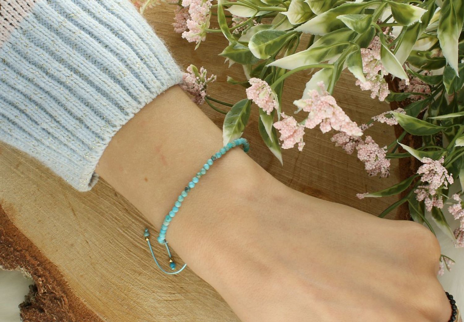 Bransoletka damska z naturalnymi turkusami na turkusowym sznureczku. Lekka, regulowana i stylowa. Idealna do letnich stylizacji i jako biżuteria na co dzień.1.jpg