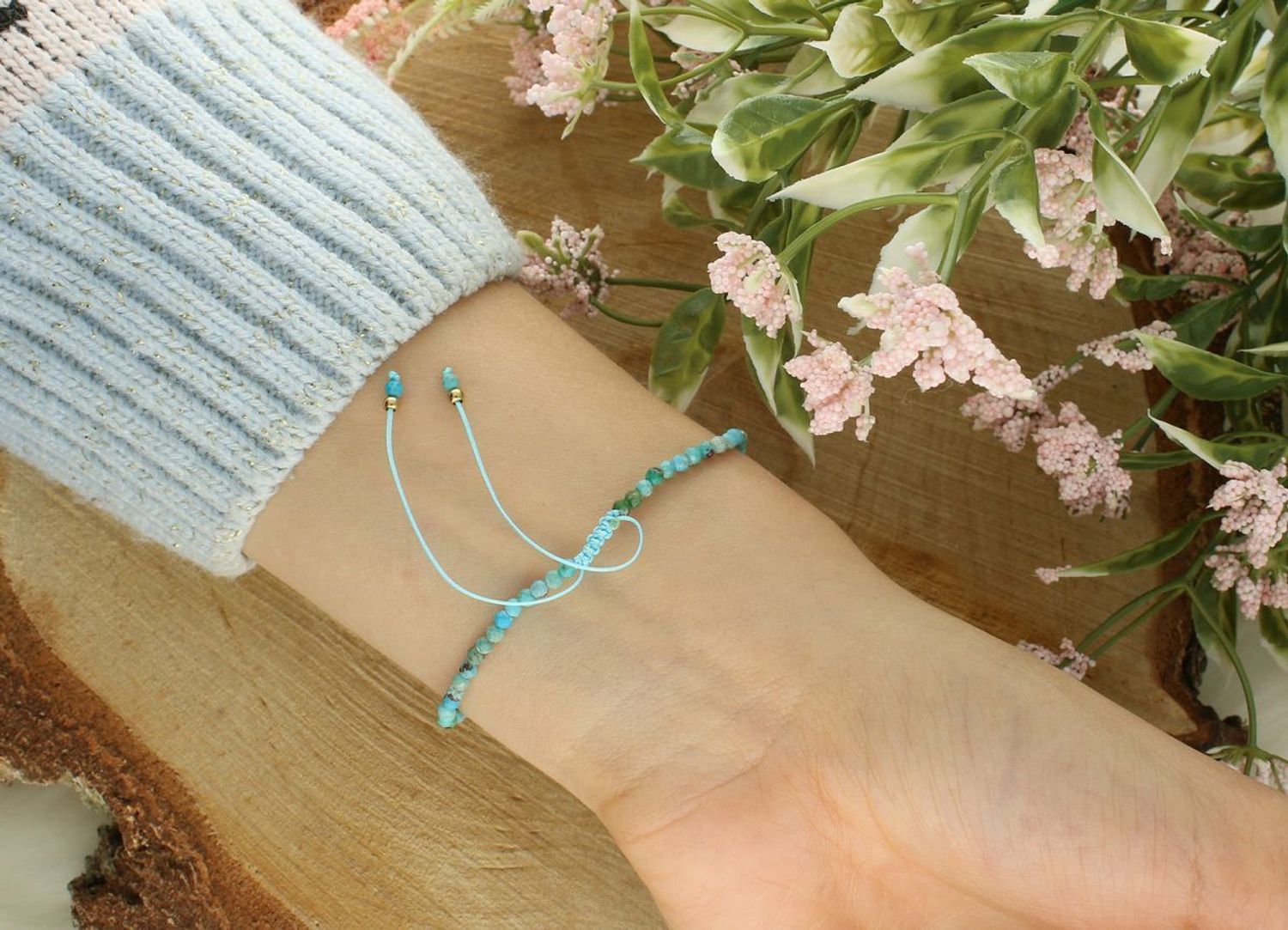 Bransoletka damska z naturalnymi turkusami na turkusowym sznureczku. Lekka, regulowana i stylowa. Idealna do letnich stylizacji i jako biżuteria na co dzień.1.jpg