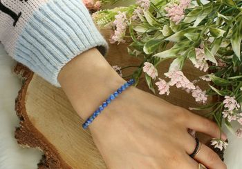 Elegancka bransoletka damska ze stali nierdzewnej z naturalnym kamieniem lapis lazuli. Na granatowym sznurku z regulacją – wygodna i stylowa ozdoba na co dzień.2.jpg