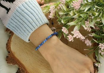 Elegancka bransoletka damska ze stali nierdzewnej z naturalnym kamieniem lapis lazuli. Na granatowym sznurku z regulacją – wygodna i stylowa ozdoba na co dzień.3.jpg