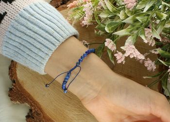 Elegancka bransoletka damska ze stali nierdzewnej z naturalnym kamieniem lapis lazuli. Na granatowym sznurku z regulacją – wygodna i stylowa ozdoba na co dzień.4.jpg