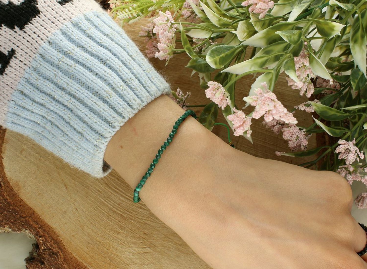 Bransoletka na sznureczku z naturalnym malachitem. Zielony kamień harmonii, regulowane zapięcie i uniwersalny design – idealna na prezent i na co dzień.11.jpg