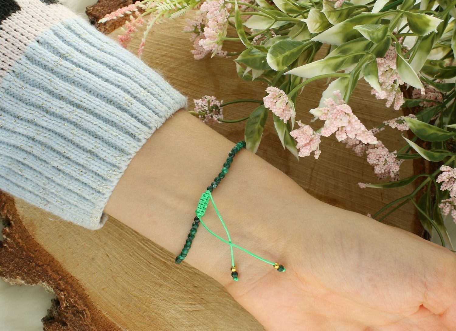 Bransoletka na sznureczku z naturalnym malachitem. Zielony kamień harmonii, regulowane zapięcie i uniwersalny design – idealna na prezent i na co dzień.11.jpg